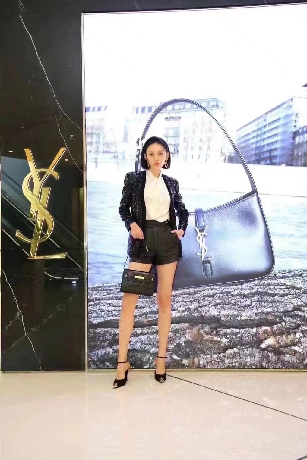YSL 𝙈𝙖𝙣𝙝𝙖𝙩𝙩𝙖𝙣 𝟮𝟰𝙘𝙢 鳄鱼纹法棍包 675626黑色/金扣