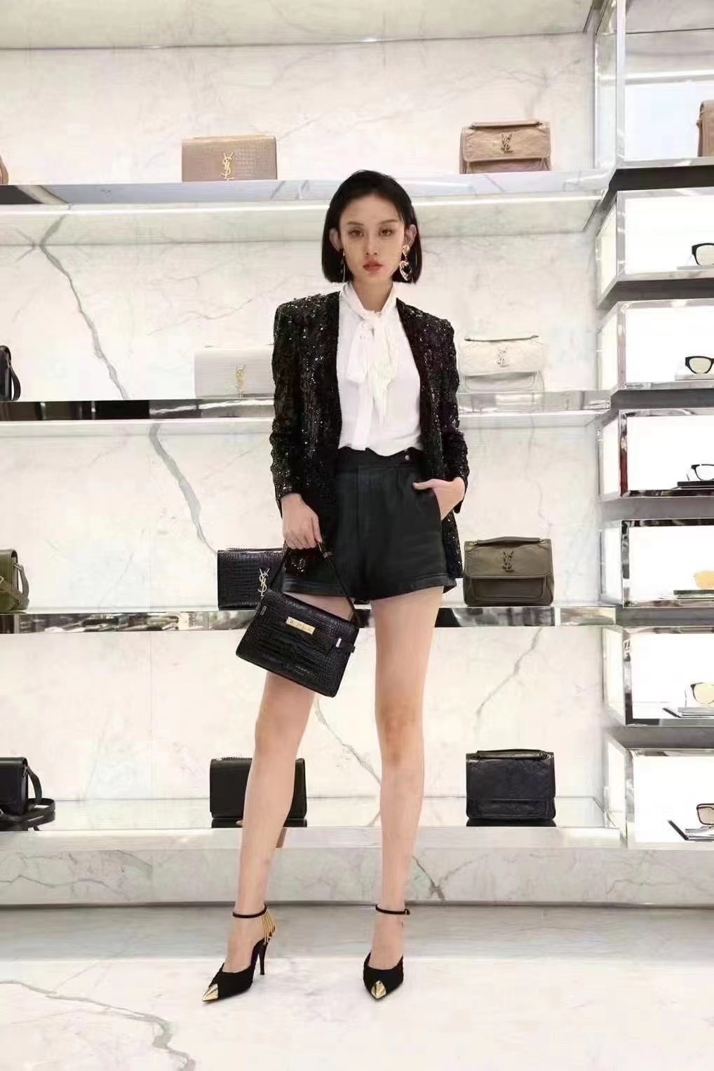 YSL 𝙈𝙖𝙣𝙝𝙖𝙩𝙩𝙖𝙣 𝟮𝟰𝙘𝙢 鳄鱼纹法棍包 675626黑色/金扣
