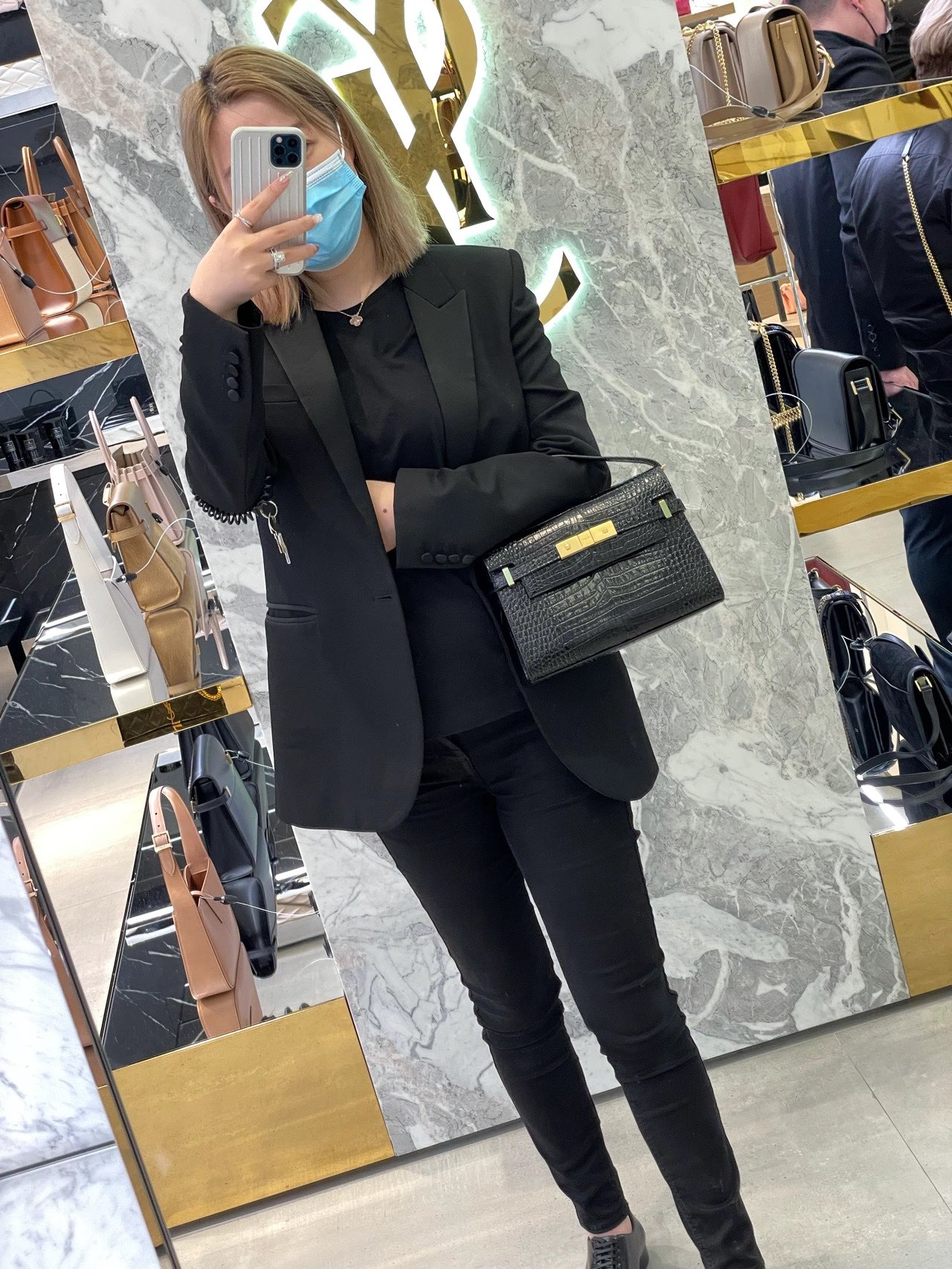 YSL 𝙈𝙖𝙣𝙝𝙖𝙩𝙩𝙖𝙣 𝟮𝟰𝙘𝙢 鳄鱼纹法棍包 675626黑色/金扣