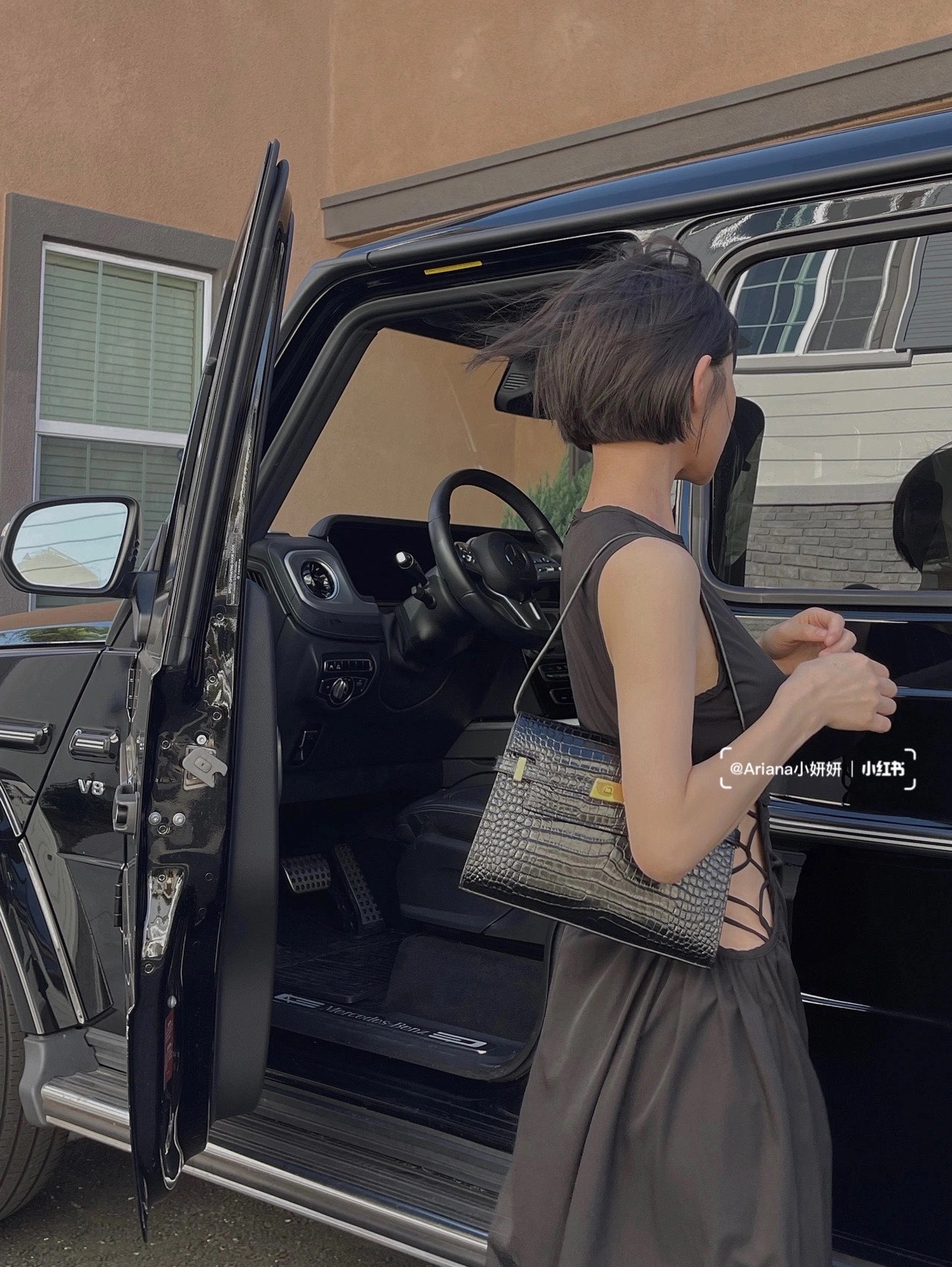 YSL 𝙈𝙖𝙣𝙝𝙖𝙩𝙩𝙖𝙣 𝟮𝟰𝙘𝙢 鳄鱼纹法棍包 675626黑色/金扣