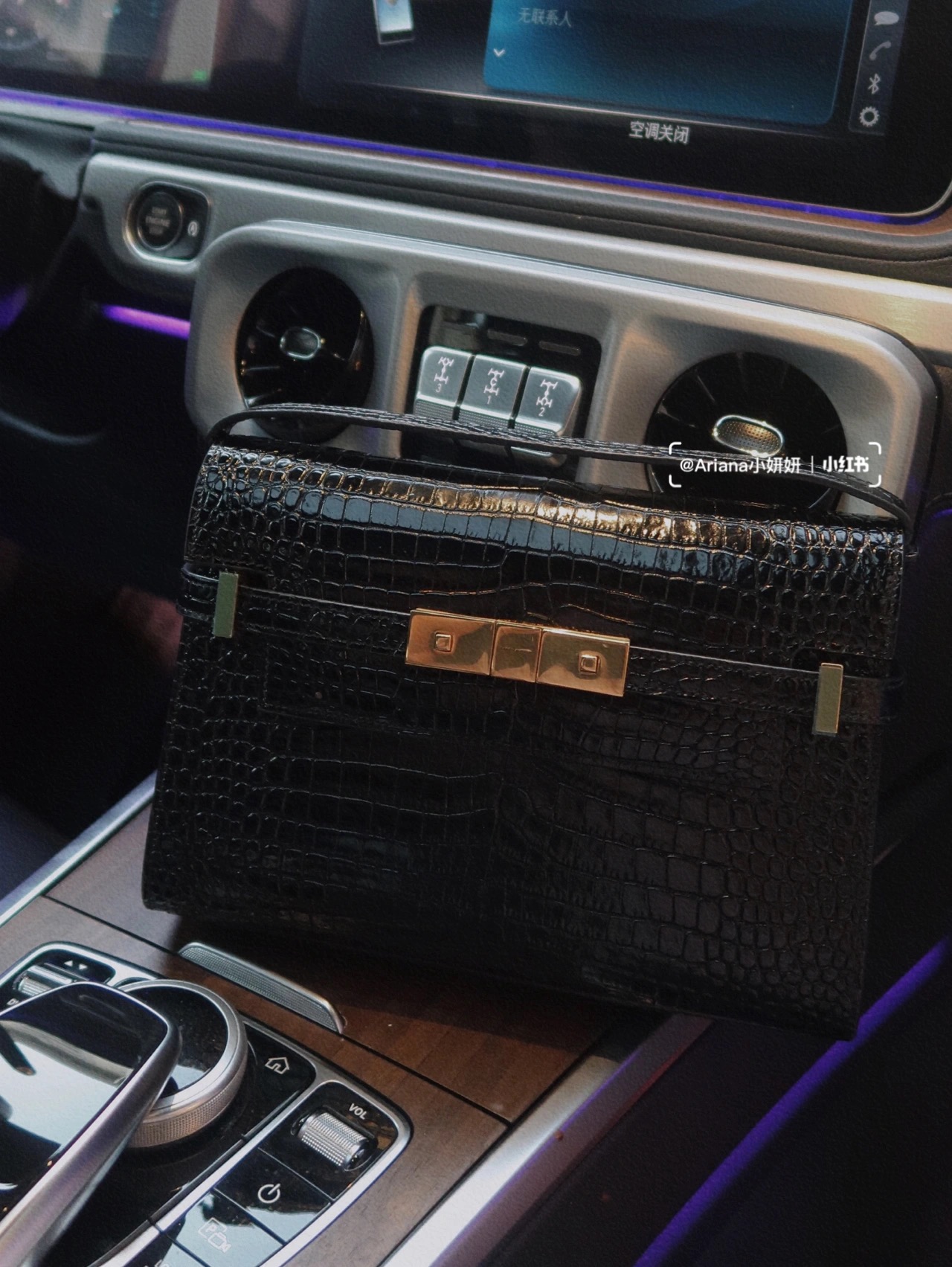 YSL 𝙈𝙖𝙣𝙝𝙖𝙩𝙩𝙖𝙣 𝟮𝟰𝙘𝙢 鳄鱼纹法棍包 675626黑色/金扣