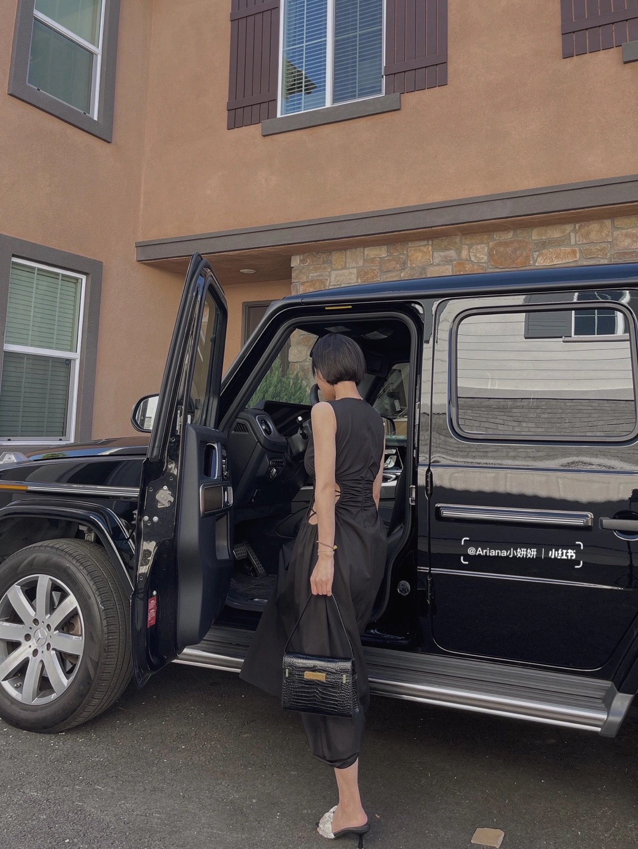 YSL 𝙈𝙖𝙣𝙝𝙖𝙩𝙩𝙖𝙣 𝟮𝟰𝙘𝙢 鳄鱼纹法棍包 675626黑色/金扣