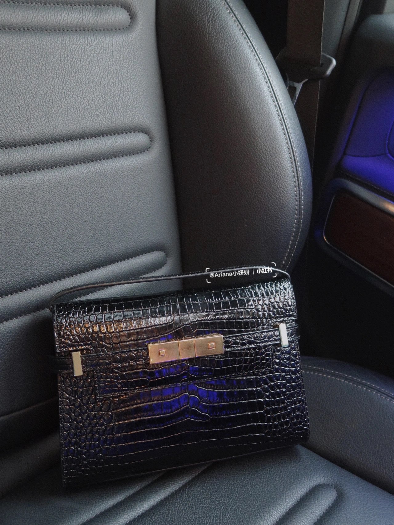 YSL 𝙈𝙖𝙣𝙝𝙖𝙩𝙩𝙖𝙣 𝟮𝟰𝙘𝙢 鳄鱼纹法棍包 675626黑色/金扣