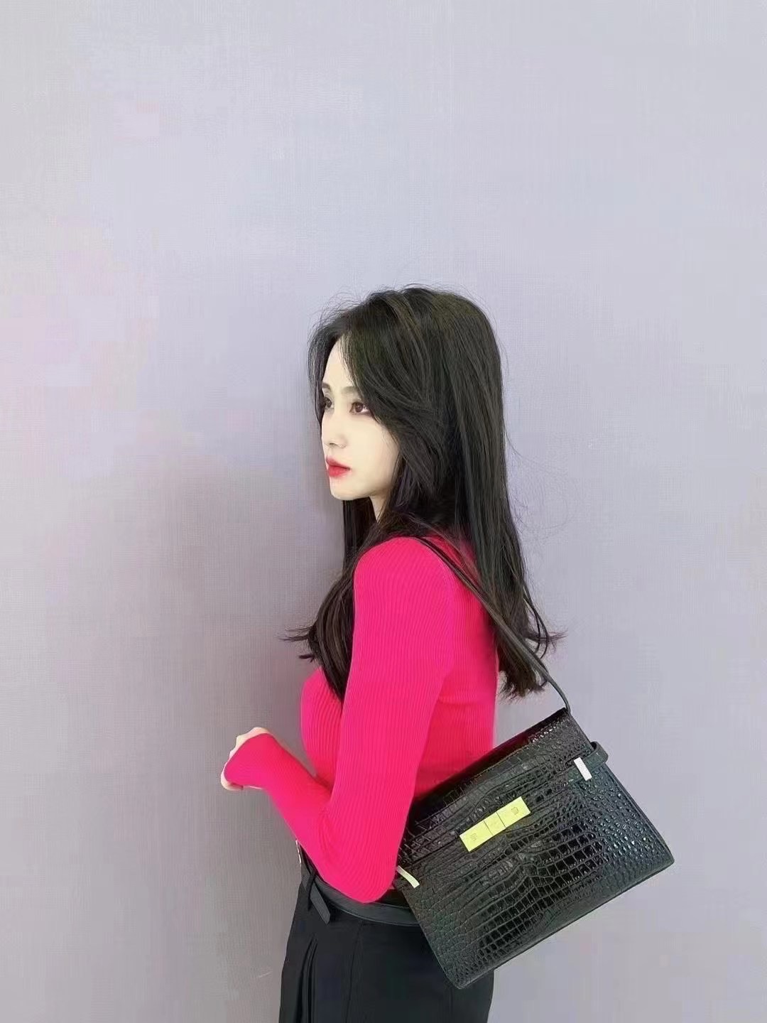 YSL 𝙈𝙖𝙣𝙝𝙖𝙩𝙩𝙖𝙣 𝟮𝟰𝙘𝙢 鳄鱼纹法棍包 675626黑色/金扣