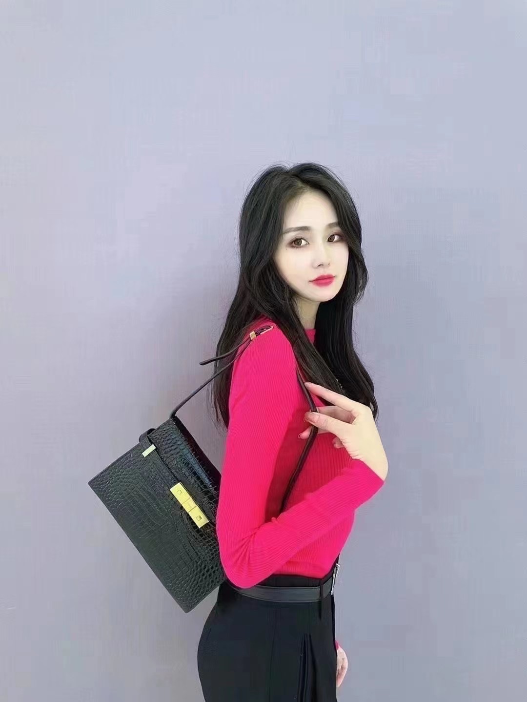 YSL 𝙈𝙖𝙣𝙝𝙖𝙩𝙩𝙖𝙣 𝟮𝟰𝙘𝙢 鳄鱼纹法棍包 675626黑色/金扣