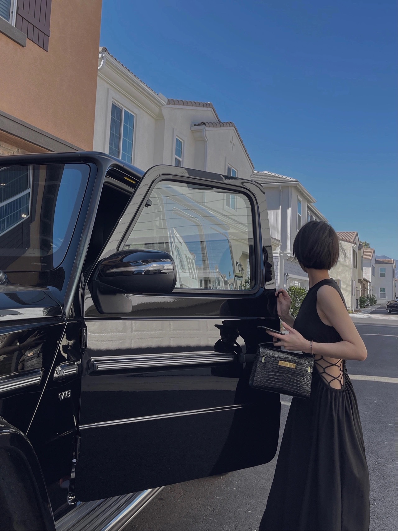 YSL 𝙈𝙖𝙣𝙝𝙖𝙩𝙩𝙖𝙣 𝟮𝟰𝙘𝙢 鳄鱼纹法棍包 675626黑色/金扣