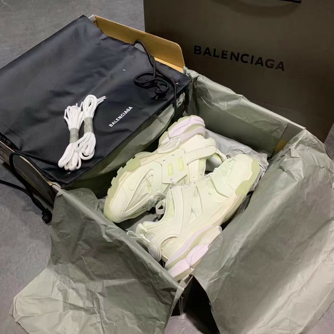 NO:165013,The top color version of [Balenciaga Track 3.0] The luminous sole body is interwoven with complex shoe body colors, supplemented by bright color details, and retains the signature Balenciaga and shoe size words at the toe position. Men and women sizes 35-46, dad shoes, balenciaga19860909配色顶级版本【 Balenciaga Track 3.0】夜光底鞋身其充满层次感的复杂鞋身间色交织而成,辅以亮色细节作点缀,并在鞋头位置保留了招牌的 Balenciaga 和鞋码字样.男女尺码35-46码,老爹鞋,balenciaga,Women's Shoes