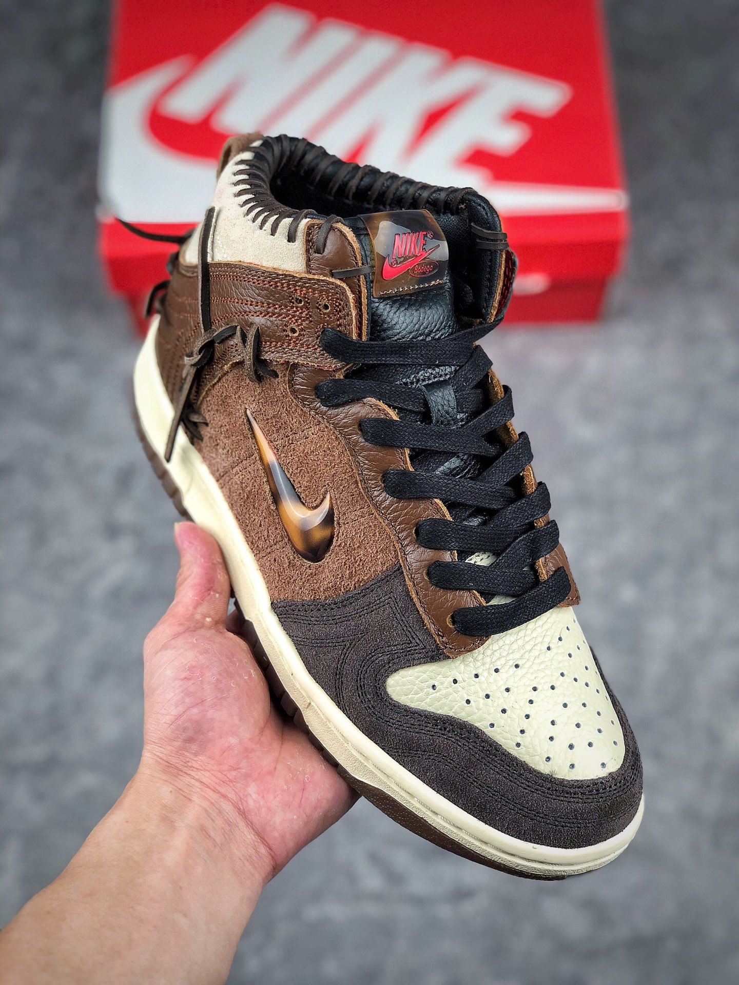   核心放店
Bodega x Nike Dunk High“Legend”棕褐
纯原大厂出品 原鞋开发 首发实拍
原装头层材料 独家版型蒸餾加工
帶來的是更好的视觉和脚感体验
大厂纯原品质出货 清洁度 电绣工艺 皮料切割干净无任何毛边 细节完美
尺码：36 36.5 37.5 38 38.5 39 40 40.5 41 42 42.5 43 44 45 46 47.5