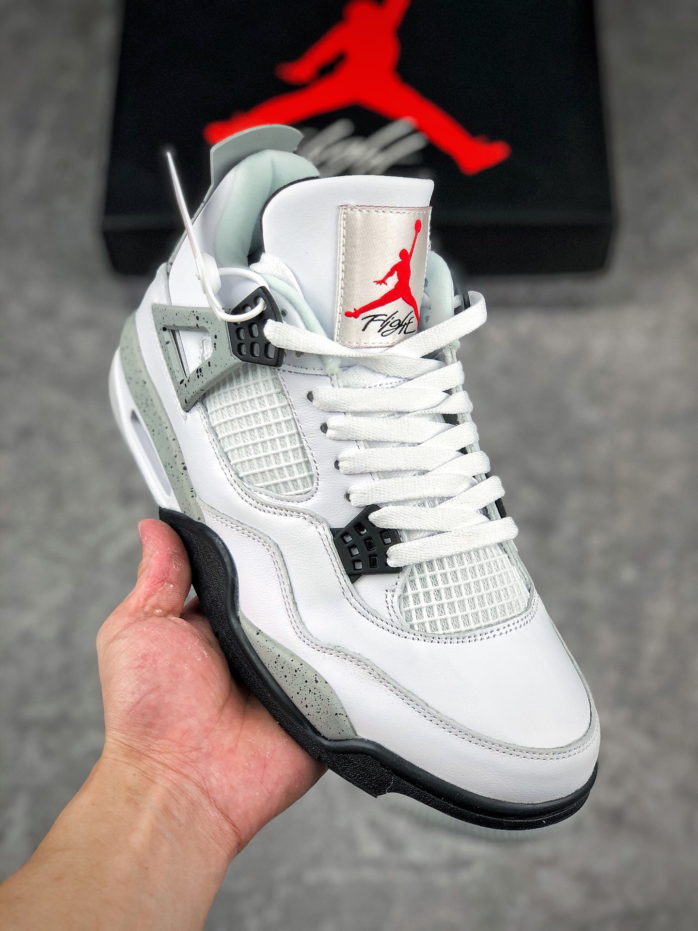  终端放货
 Air Jordan 4 White Cement AJ4 乔4白水泥 白灰 840606-192
#全新版本 原装头层真标 原鞋开模 全鞋细节完美
尺码：40 40.5 41 42 42.5 43 44 44.5 45 46 47.5