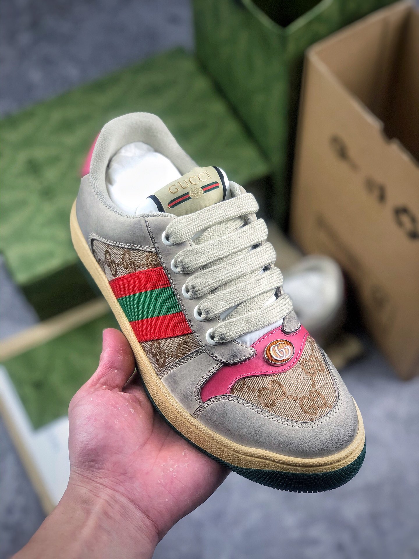  核心放店
 纯原绿盒版本 官网同步 Gucci古驰小脏鞋系列Distressed Screener sneaker 市售最强芯片版 海淘代购指定专供经典原型复古百搭做旧小脏板鞋复古学院风 怀旧版 原版做旧 右脚鞋底嵌入NFC防伪芯片装置＋鞋盒标二唯码扫描 秒进官网 秒杀市面任何版本原装意大利进口 里外全皮 全套包装 全头层顶级软牛皮 广东代工出品 原档原标原盒 过验版 随意对比任何版本 尺码：35 36 37 38 39 40