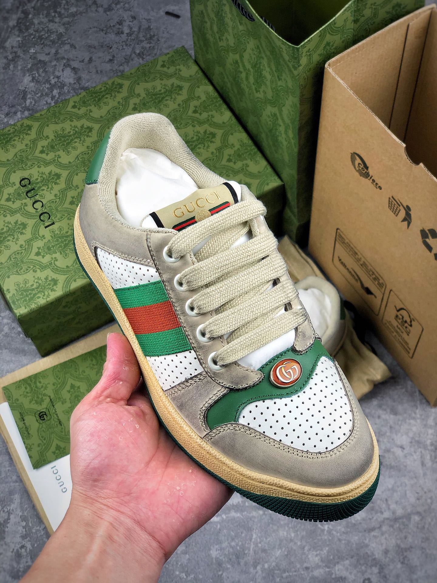  核心放店
 纯原绿盒版本 官网同步 Gucci古驰小脏鞋系列Distressed Screener sneaker 市售最强芯片版 海淘代购指定专供经典原型复古百搭做旧小脏板鞋复古学院风 怀旧版 原版做旧 右脚鞋底嵌入NFC防伪芯片装置＋鞋盒标二唯码扫描 秒进官网 秒杀市面任何版本原装意大利进口 里外全皮 全套包装 全头层顶级软牛皮 广东代工出品 原档原标原盒 过验版 随意对比任何版本 尺码：35 36 37 38 39 40 41 42 43 44