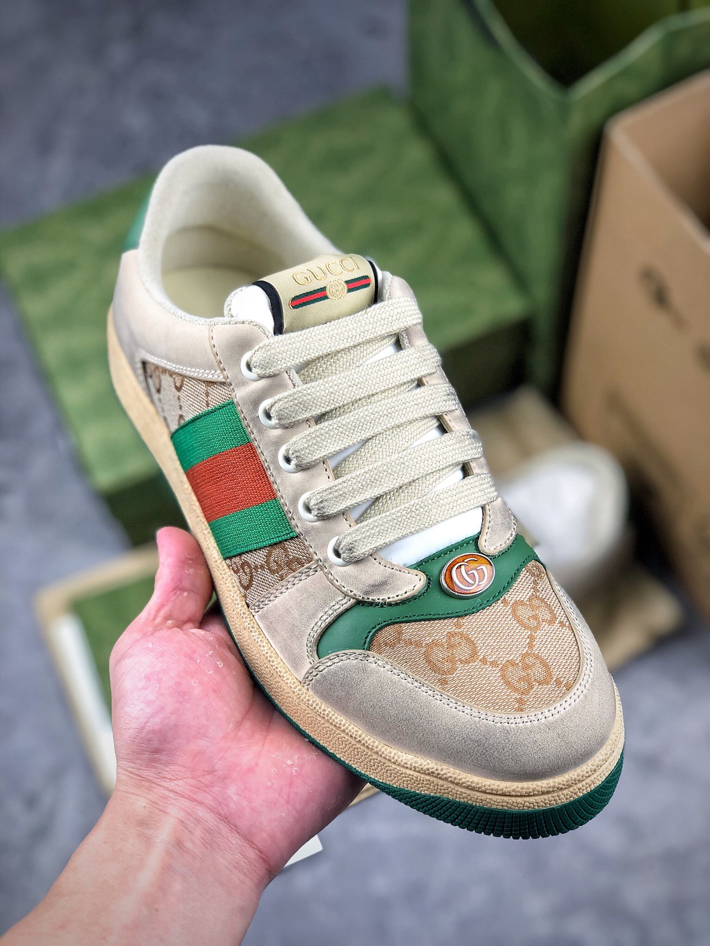  核心放店
 纯原绿盒版本 官网同步 Gucci古驰小脏鞋系列Distressed Screener sneaker 市售最强芯片版 海淘代购指定专供经典原型复古百搭做旧小脏板鞋复古学院风 怀旧版 原版做旧 右脚鞋底嵌入NFC防伪芯片装置＋鞋盒标二唯码扫描 秒进官网 秒杀市面任何版本原装意大利进口 里外全皮 全套包装 全头层顶级软牛皮 广东代工出品 原档原标原盒 过验版 随意对比任何版本 尺码：35 36 37 38 39 40 41 42 43 44