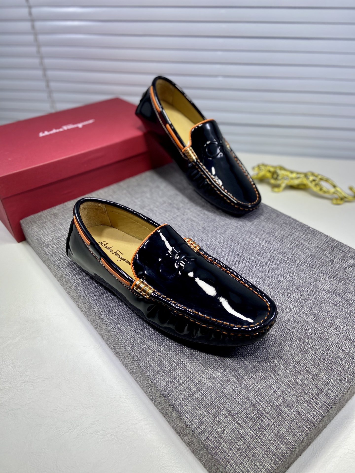 I0 牛里Ferragamo菲拉格慕2022年最新男士懒人鞋官网原版1:1开模头层采用意大利进口漆皮原版牛皮内里，柔软舒适高端大气，高品味男士首选38-44。