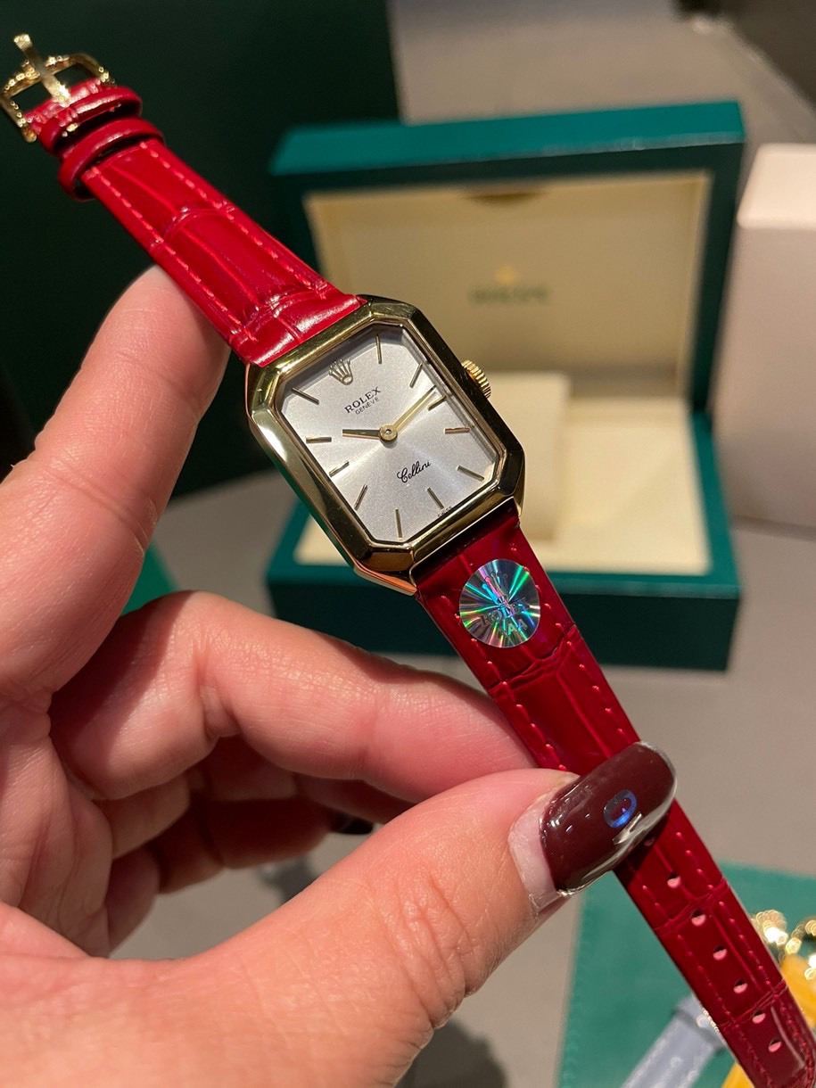 K5  低调奢华 劳力士 Rolex ROLEX 1970’s古董表，劳家小方表 瑞士石英机芯，全钢材质与白金电镀，整体质感和气质都变了，精致感upup!进口小牛皮，搭配小巧壳形，上手效果完美尺寸24mm