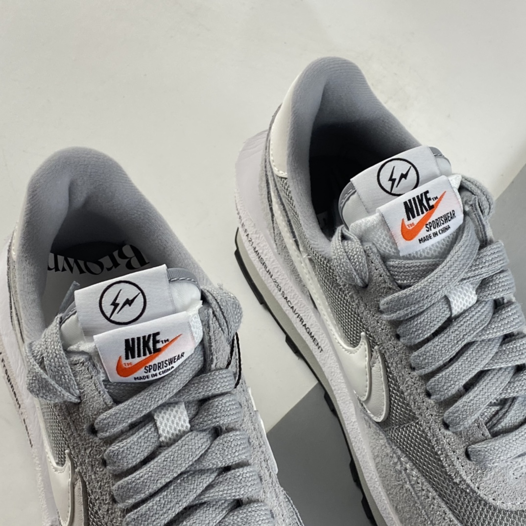P300  Fragment Design x Sacai x NIKE LDWaffle 联名重叠设计前卫华夫变形休闲慢跑鞋 DH2684-001