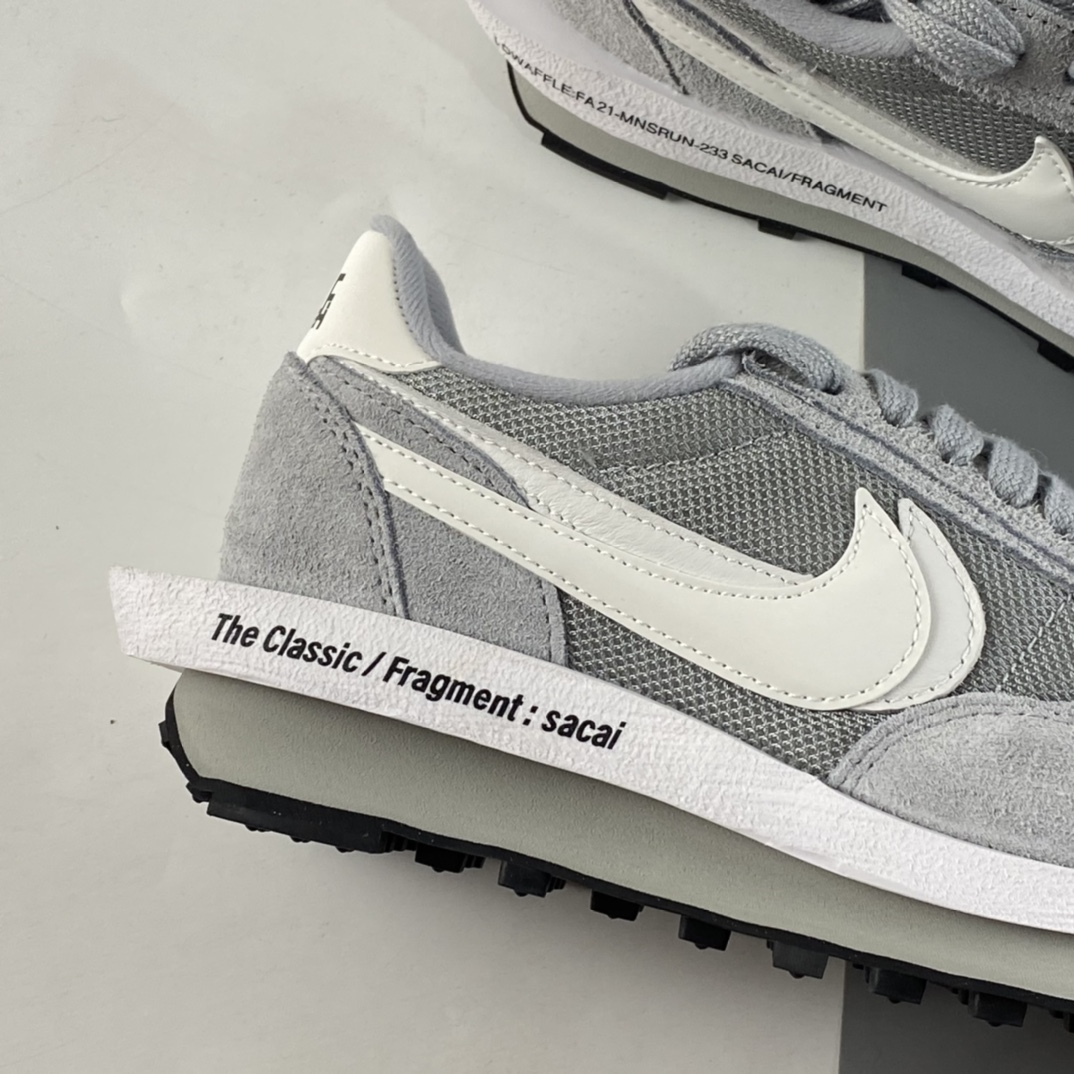 P300  Fragment Design x Sacai x NIKE LDWaffle 联名重叠设计前卫华夫变形休闲慢跑鞋 DH2684-001