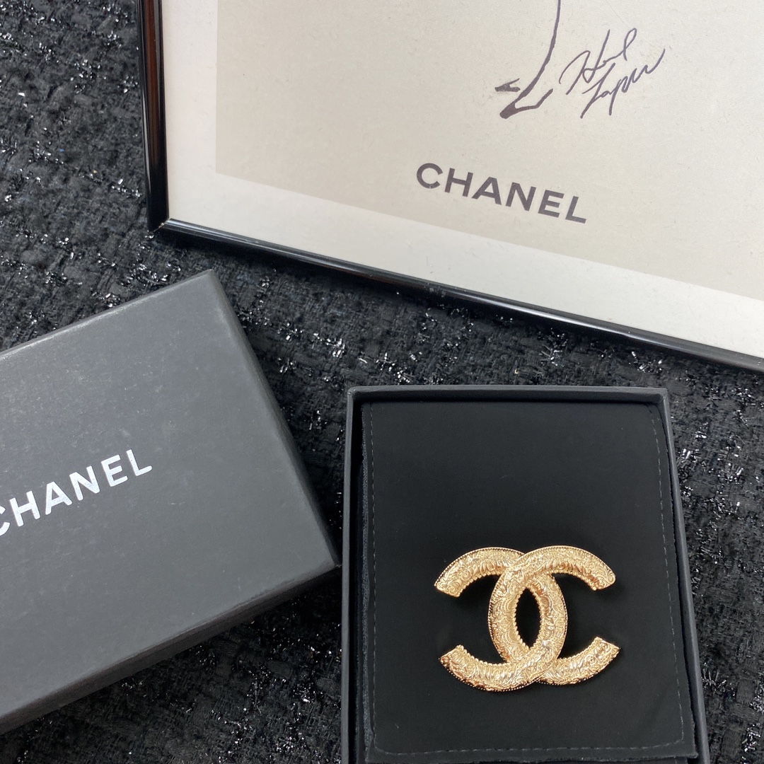 Chanel 小香胸针 款火爆上新