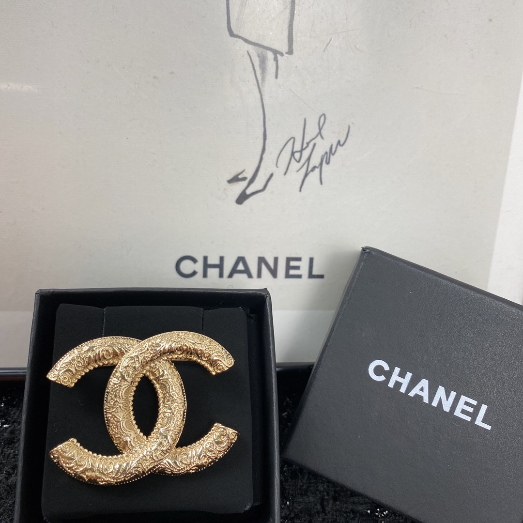 Chanel 小香胸针 款火爆上新