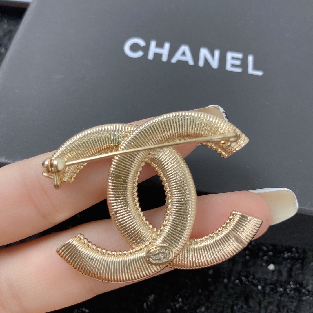 Chanel 小香胸针 款火爆上新