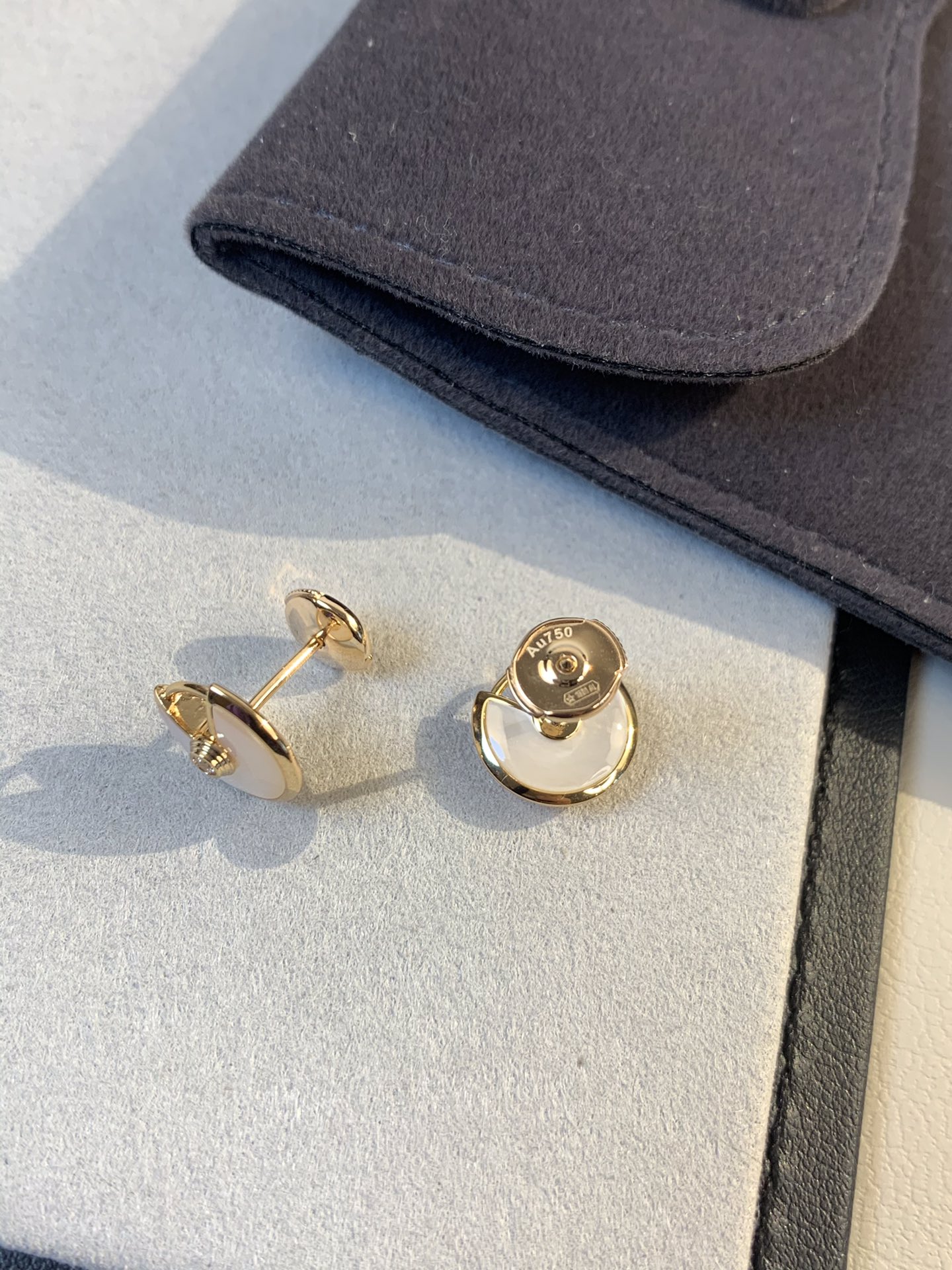 批发价💰155
Cartier 护身符耳钉 
卡卡近日发布全新Amulette de Ca家系列。
“Amulette”在法语中意为“护身符”，该系列就是这样一件充满魔力的信物。当追梦的勇气化身为造型精巧的幸运锁！CNC版本。
