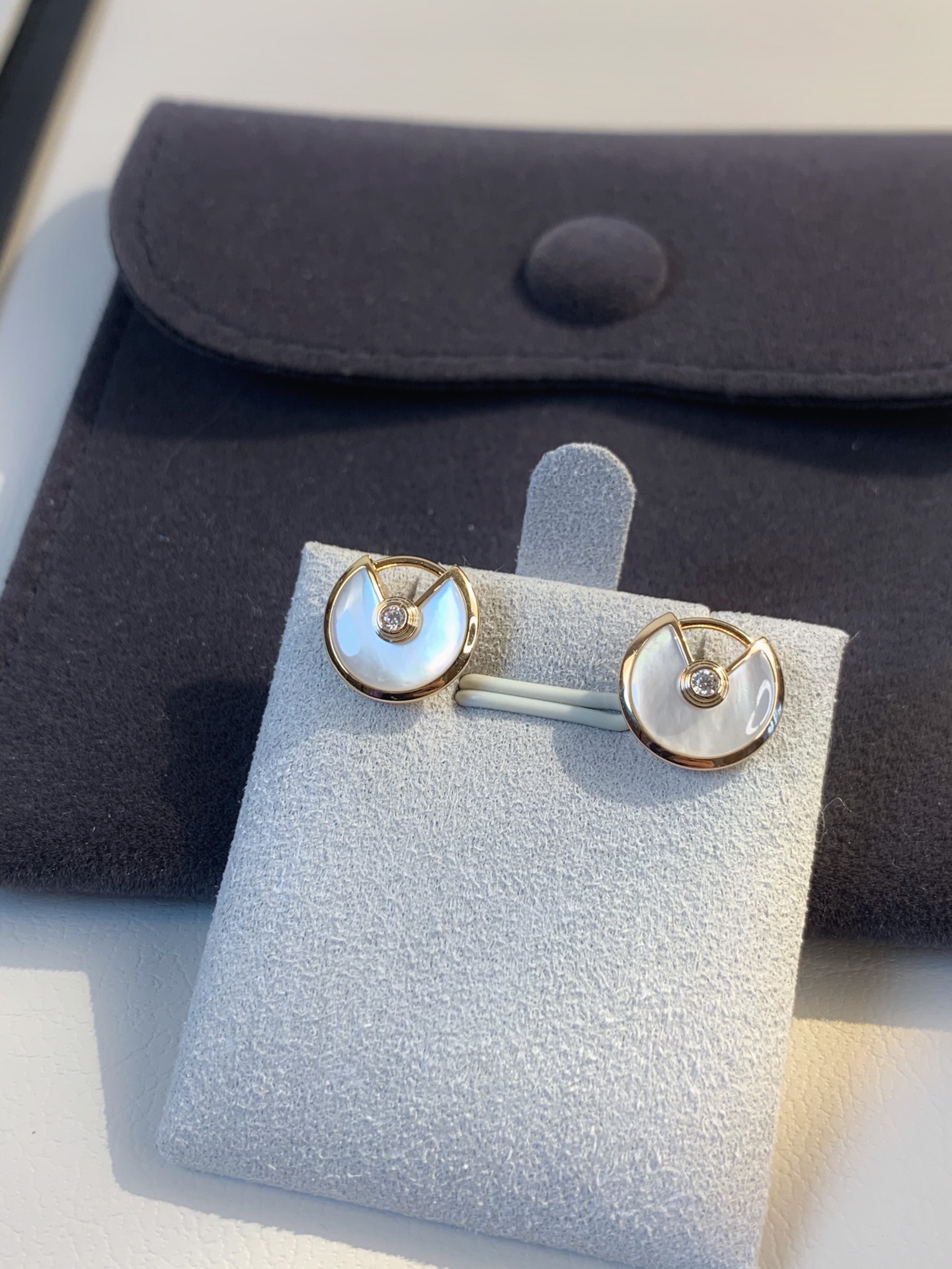 批发价💰155
Cartier 护身符耳钉 
卡卡近日发布全新Amulette de Ca家系列。
“Amulette”在法语中意为“护身符”，该系列就是这样一件充满魔力的信物。当追梦的勇气化身为造型精巧的幸运锁！CNC版本。