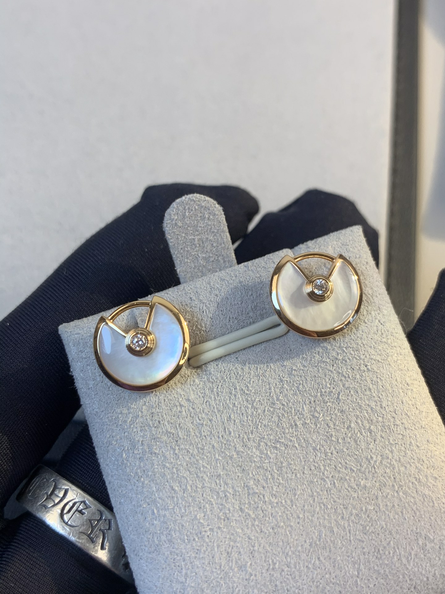 批发价💰155
Cartier 护身符耳钉 
卡卡近日发布全新Amulette de Ca家系列。
“Amulette”在法语中意为“护身符”，该系列就是这样一件充满魔力的信物。当追梦的勇气化身为造型精巧的幸运锁！CNC版本。