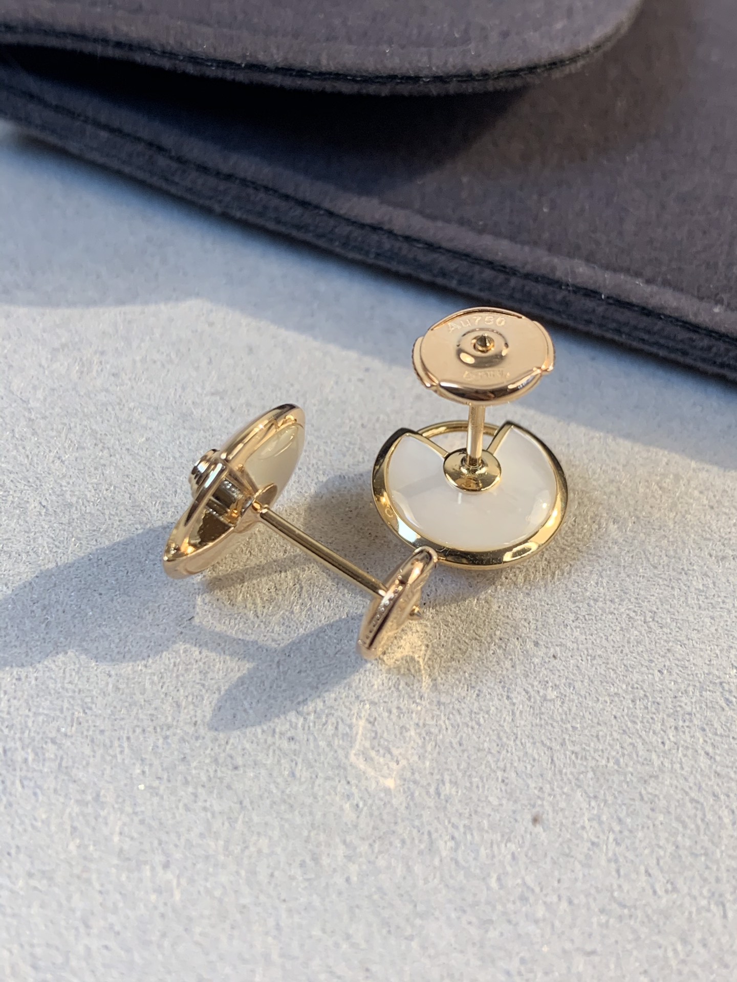 批发价💰155
Cartier 护身符耳钉 
卡卡近日发布全新Amulette de Ca家系列。
“Amulette”在法语中意为“护身符”，该系列就是这样一件充满魔力的信物。当追梦的勇气化身为造型精巧的幸运锁！CNC版本。