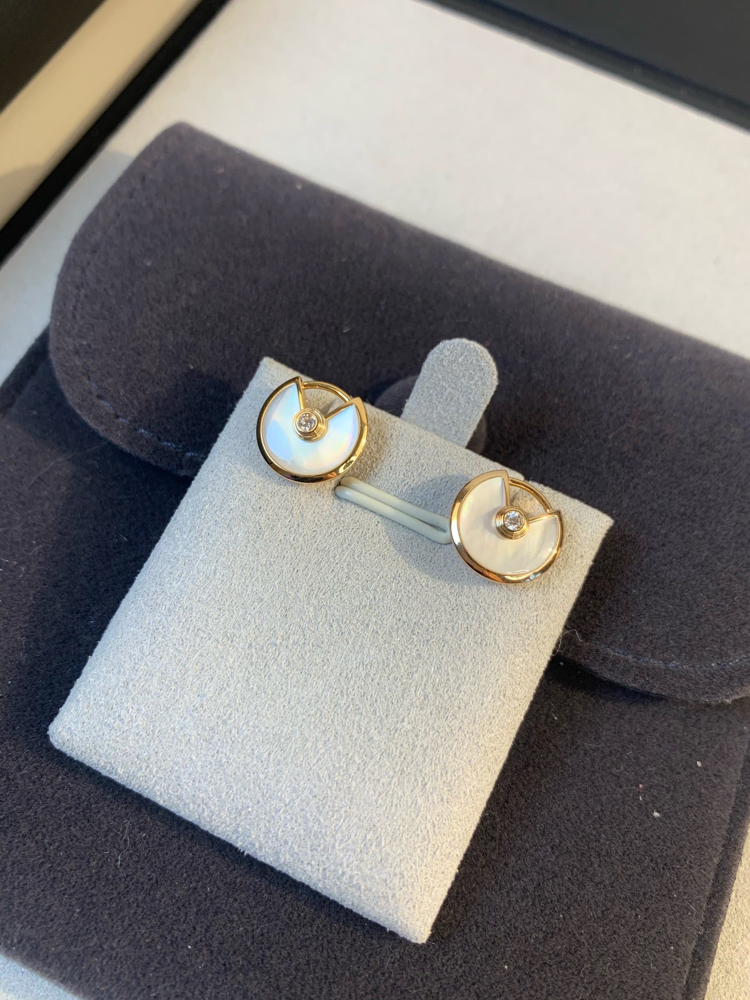(白贝母)
老卡家经典护身符耳钉,Amulette de Cartie*,令人心驰神往的珠宝系列,以珍稀