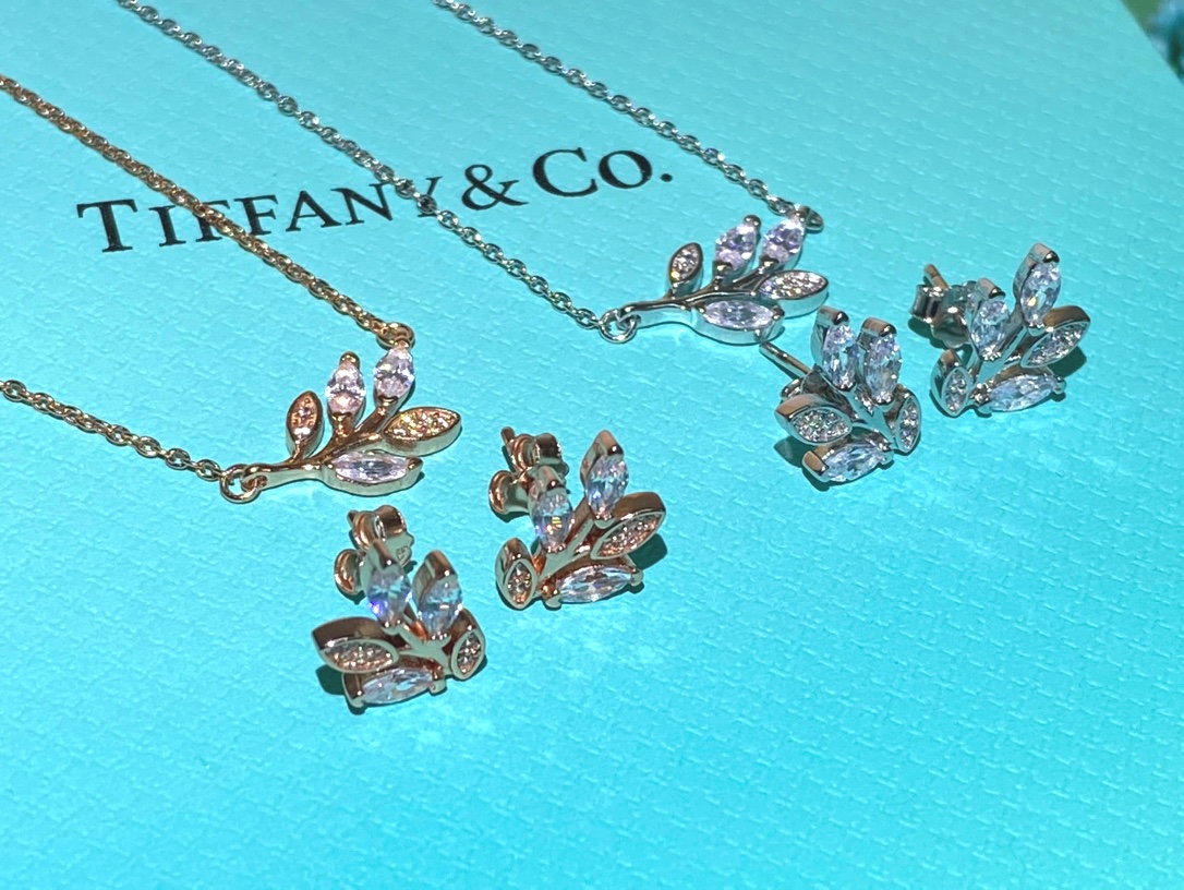 NO:103696,Necklace p98 stud earrings Tiffany Victoria series selects bright Tiffany diamonds, dazzling and brilliant like stars. Mixed and cut bright diamonds add icing on the cake with smooth lines, showing elegance and charm. Necklace stud earrings, Tiffany stud earrings Tiffany necklace, tiffany, necklace19860909项链p98耳钉Tiffany Victoria 系列甄选璀璨蒂芙尼钻石,耀目华彩,灿若星辰.混合切割的璀璨钻石为线条流畅的叶状藤蔓锦上添花,彰显优雅迷人魅力. 项链耳钉,蒂芙尼耳钉蒂芙尼项链,tiffany,necklace,Jewelry