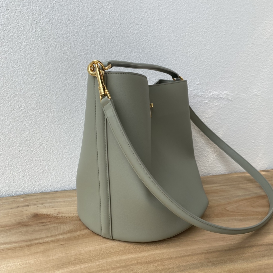 1860 BUCKET 16シリーズ水桶包 - 柔らかな牛皮製、実用的でスタイリッシュ