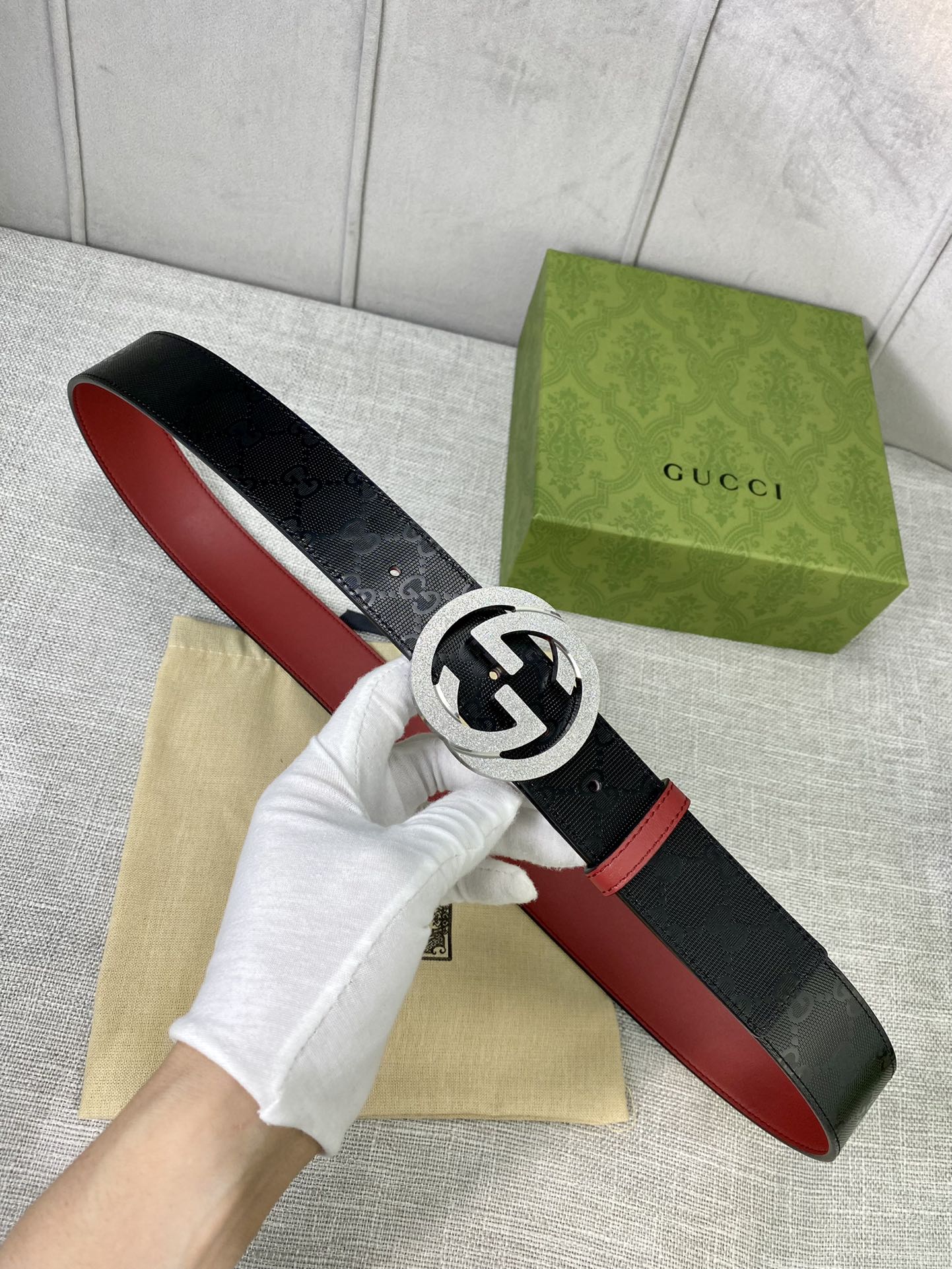 宽度4.0cm gucci 双面腰带，一侧为GG SuPreme帆布，反面一侧为枣红色头层小牛皮。配以互扣式双G压砂钢扣