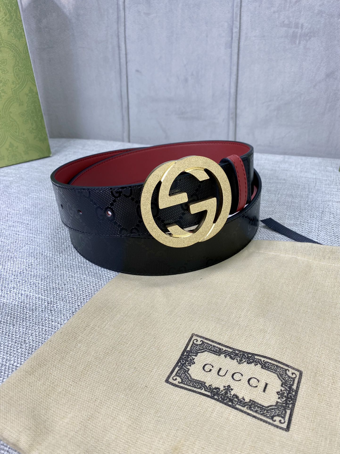 宽度4.0cm gucci 双面腰带，一侧为GG SuPreme帆布，反面一侧为枣红色头层小牛皮。配以互扣式双G压砂钢扣