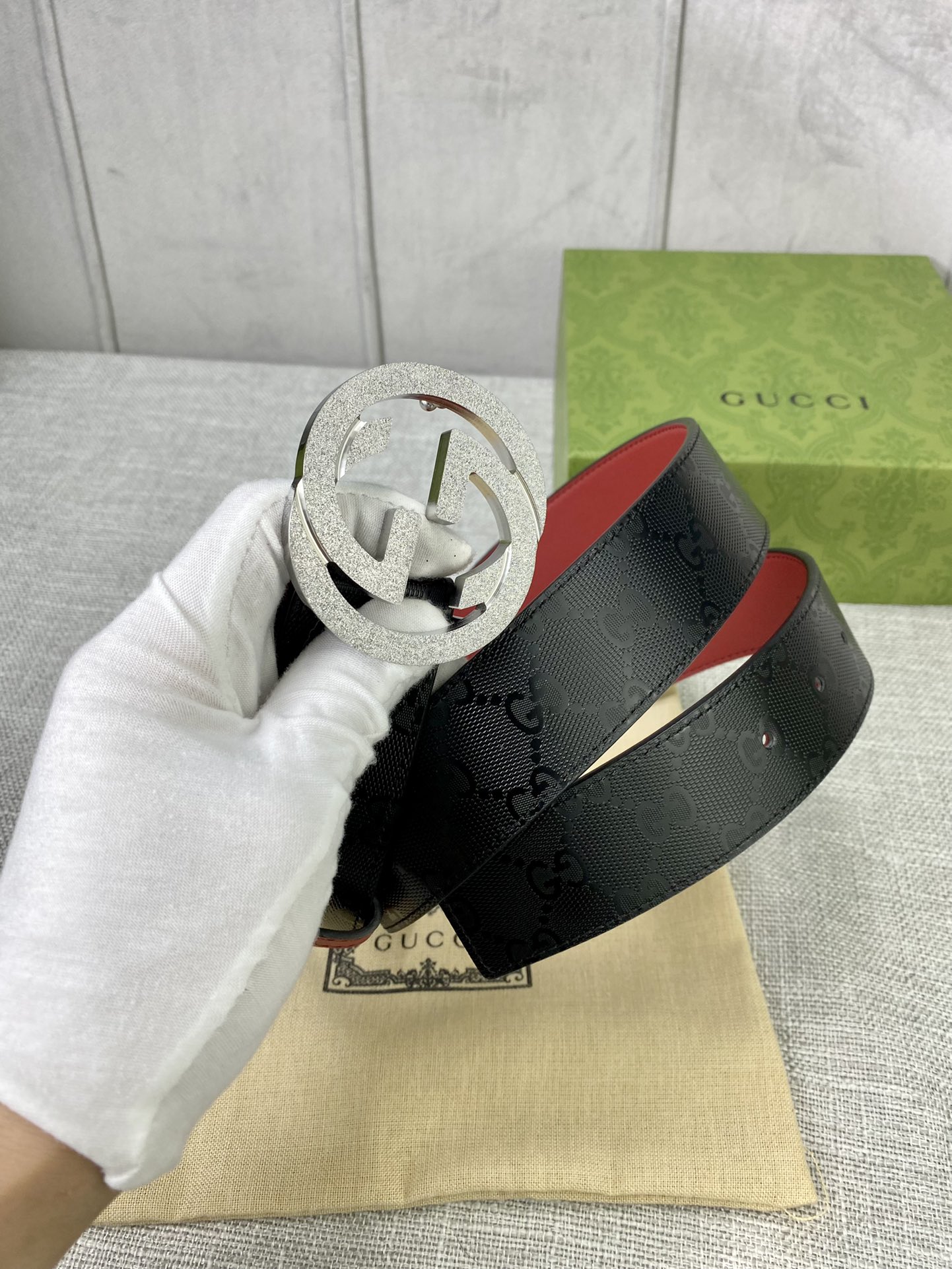 宽度4.0cm gucci 双面腰带，一侧为GG SuPreme帆布，反面一侧为枣红色头层小牛皮。配以互扣式双G压砂钢扣