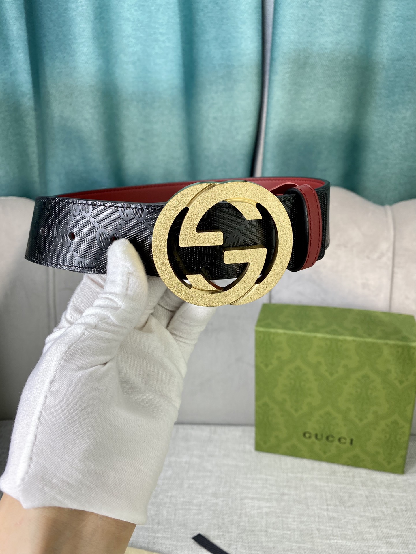 宽度4.0cm gucci 双面腰带，一侧为GG SuPreme帆布，反面一侧为枣红色头层小牛皮。配以互扣式双G压砂钢扣