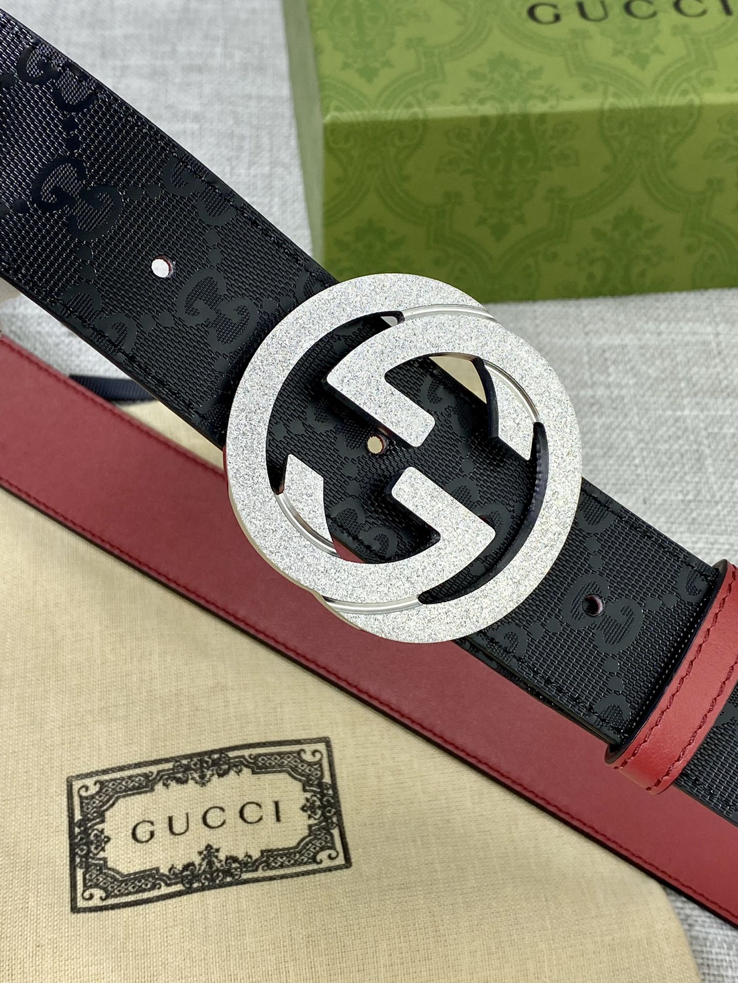 宽度4.0cm gucci 双面腰带，一侧为GG SuPreme帆布，反面一侧为枣红色头层小牛皮。配以互扣式双G压砂钢扣