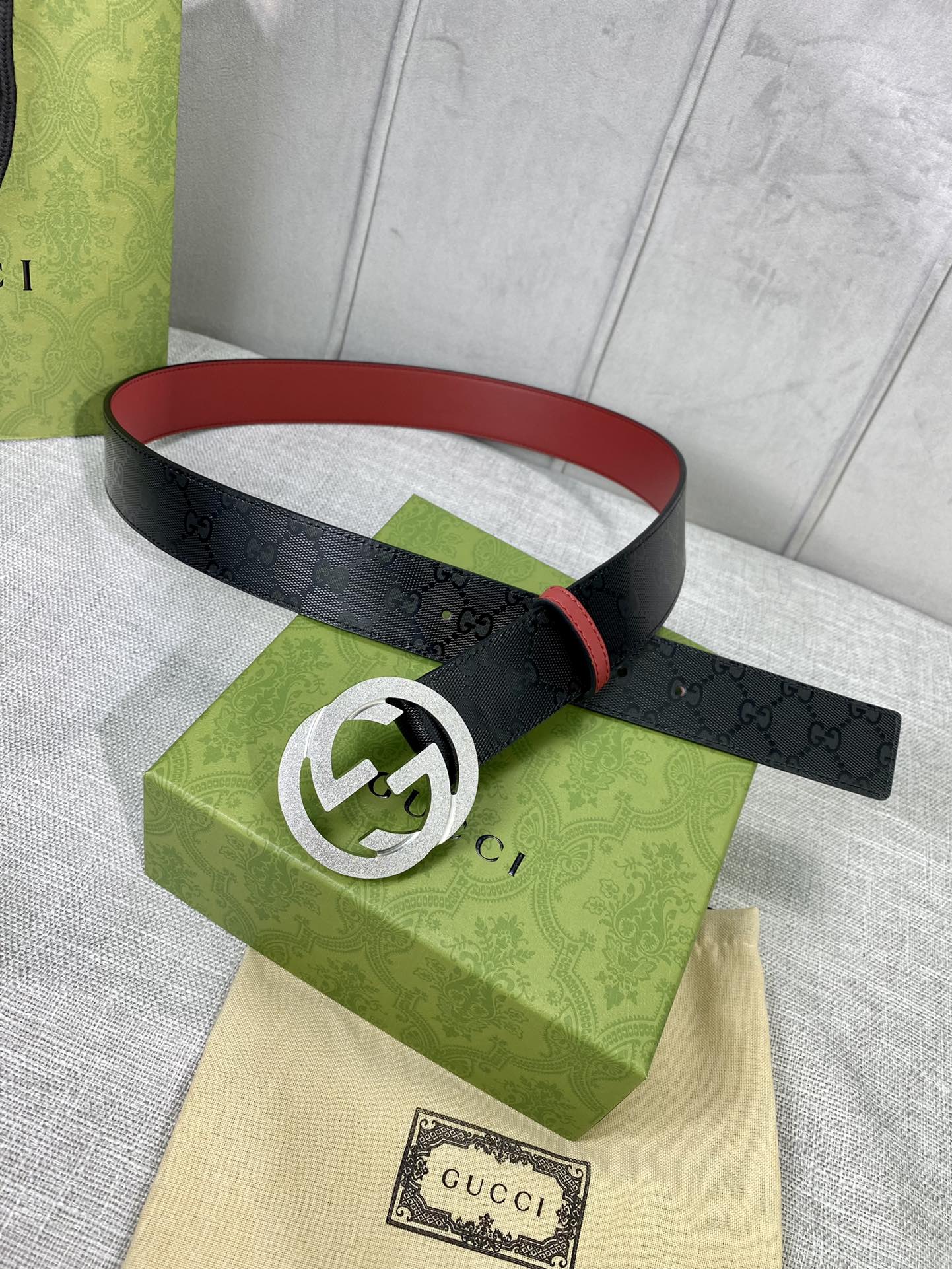 宽度4.0cm gucci 双面腰带，一侧为GG SuPreme帆布，反面一侧为枣红色头层小牛皮。配以互扣式双G压砂钢扣