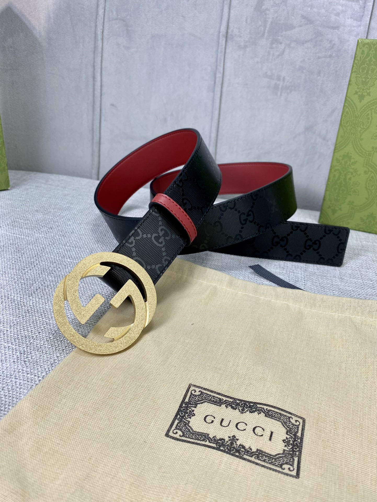 宽度4.0cm gucci 双面腰带，一侧为GG SuPreme帆布，反面一侧为枣红色头层小牛皮。配以互扣式双G压砂钢扣