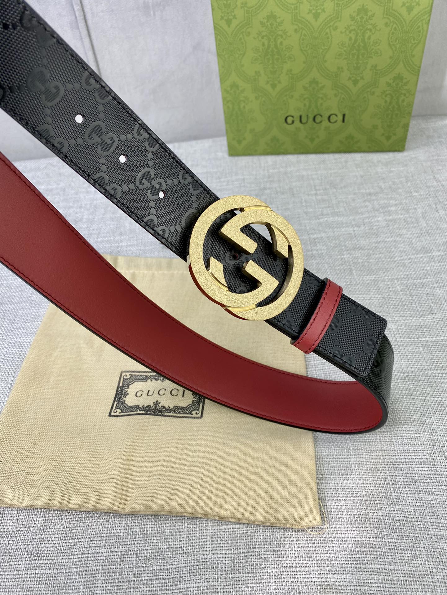 宽度4.0cm gucci 双面腰带，一侧为GG SuPreme帆布，反面一侧为枣红色头层小牛皮。配以互扣式双G压砂钢扣