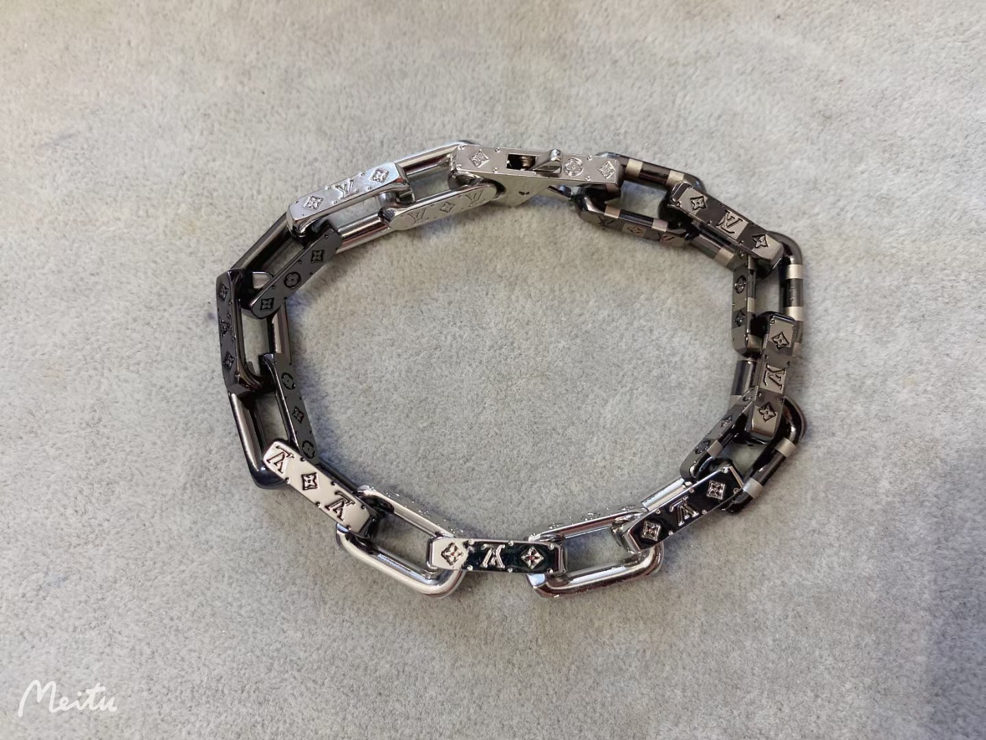 NO:103532,p115 V new bamboo bracelet, necklace!  New style and new color scheme!  !  Three colors: Black   silver classic color   black gray stripes, classic and versatile!  !  Spot supply, Lv necklace, Lv bracelet, louis vuitton, necklace, bracelet19860909p115 V新款竹节手链,项链！ 新款新配色！！三种色彩搭配 黑色 银色经典色 黑色灰色条纹,经典百搭！！ 现货供应,Lv项链Lv手链,louis vuitton,necklace,bracelet,Jewelry