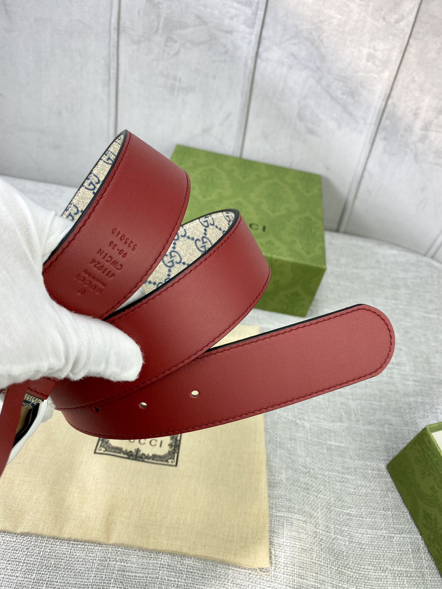 宽度4.0cm gucci 双面腰带，一侧为GG SuPreme帆布，反面一侧为枣红色头层小牛皮。配以互扣式双G压砂钢扣