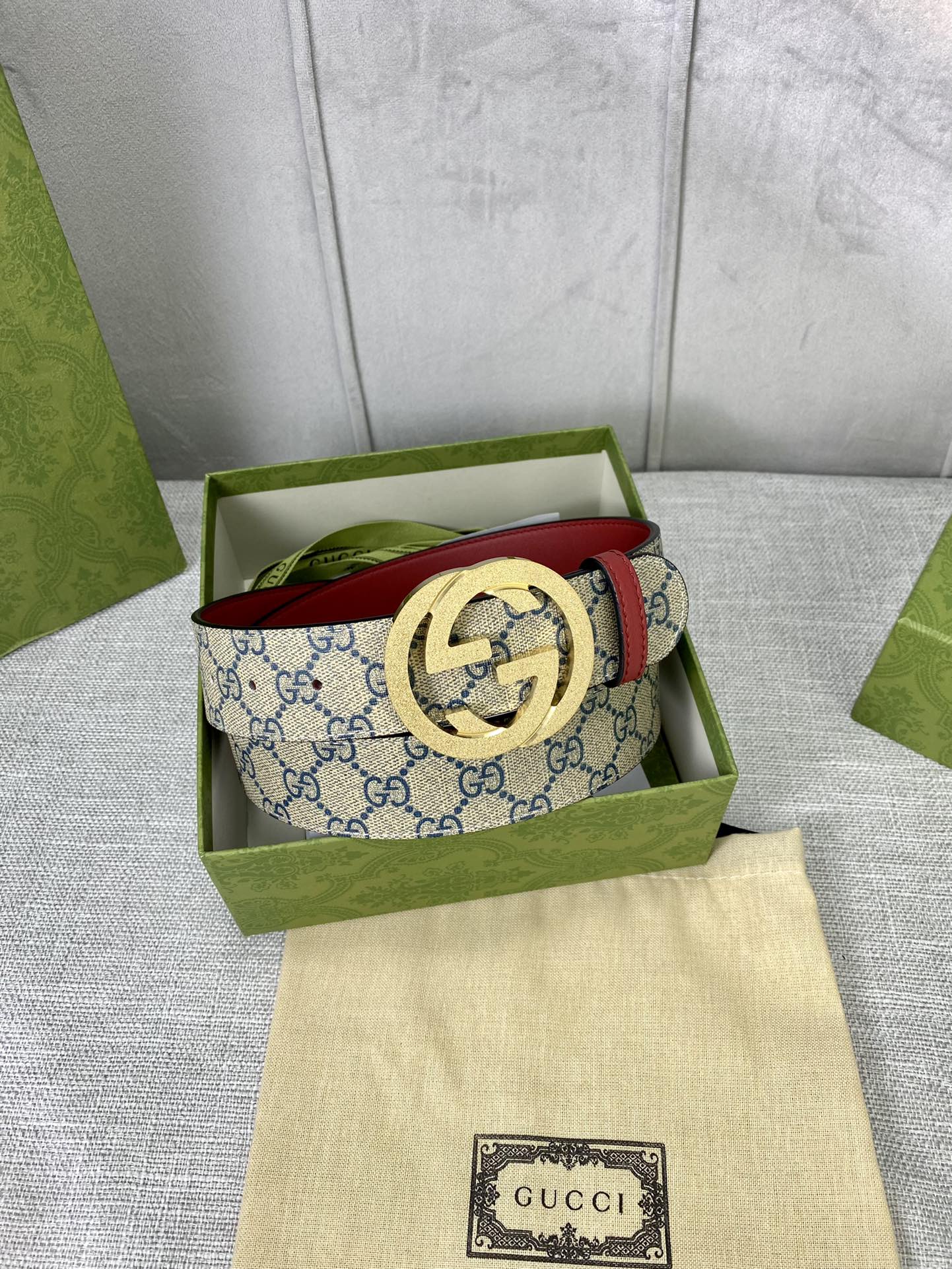 宽度4.0cm gucci 双面腰带，一侧为GG SuPreme帆布，反面一侧为枣红色头层小牛皮。配以互扣式双G压砂钢扣