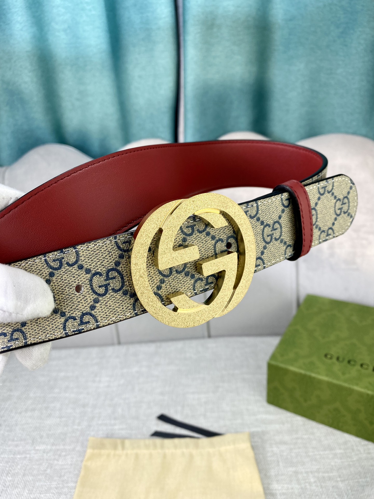 宽度4.0cm gucci 双面腰带，一侧为GG SuPreme帆布，反面一侧为枣红色头层小牛皮。配以互扣式双G压砂钢扣