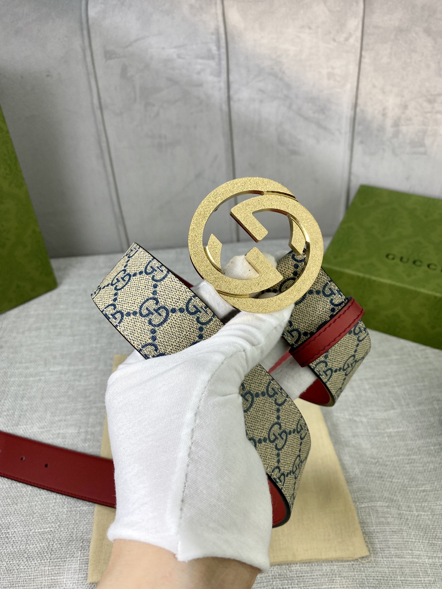 宽度4.0cm gucci 双面腰带，一侧为GG SuPreme帆布，反面一侧为枣红色头层小牛皮。配以互扣式双G压砂钢扣