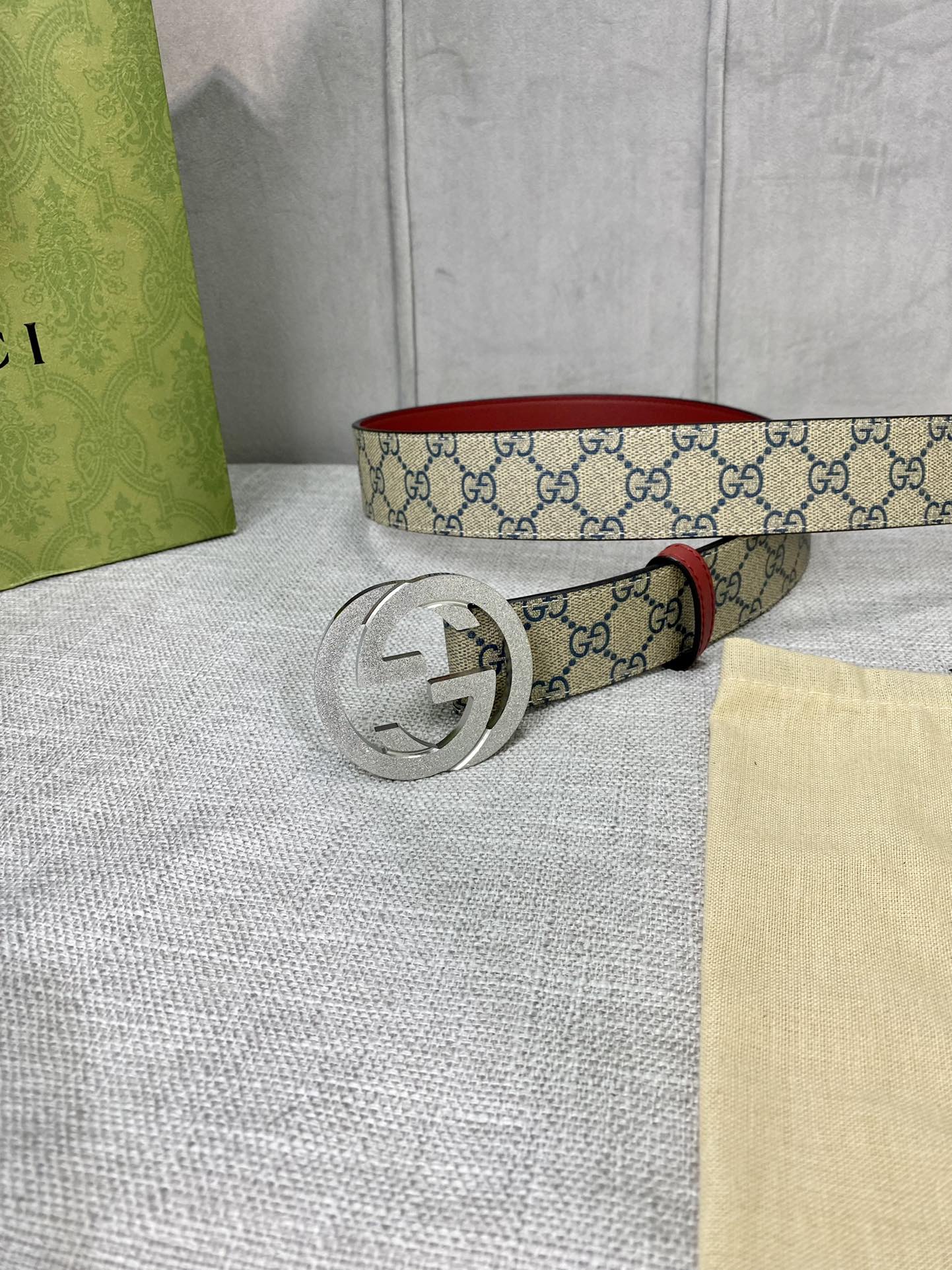 宽度4.0cm gucci 双面腰带，一侧为GG SuPreme帆布，反面一侧为枣红色头层小牛皮。配以互扣式双G压砂钢扣