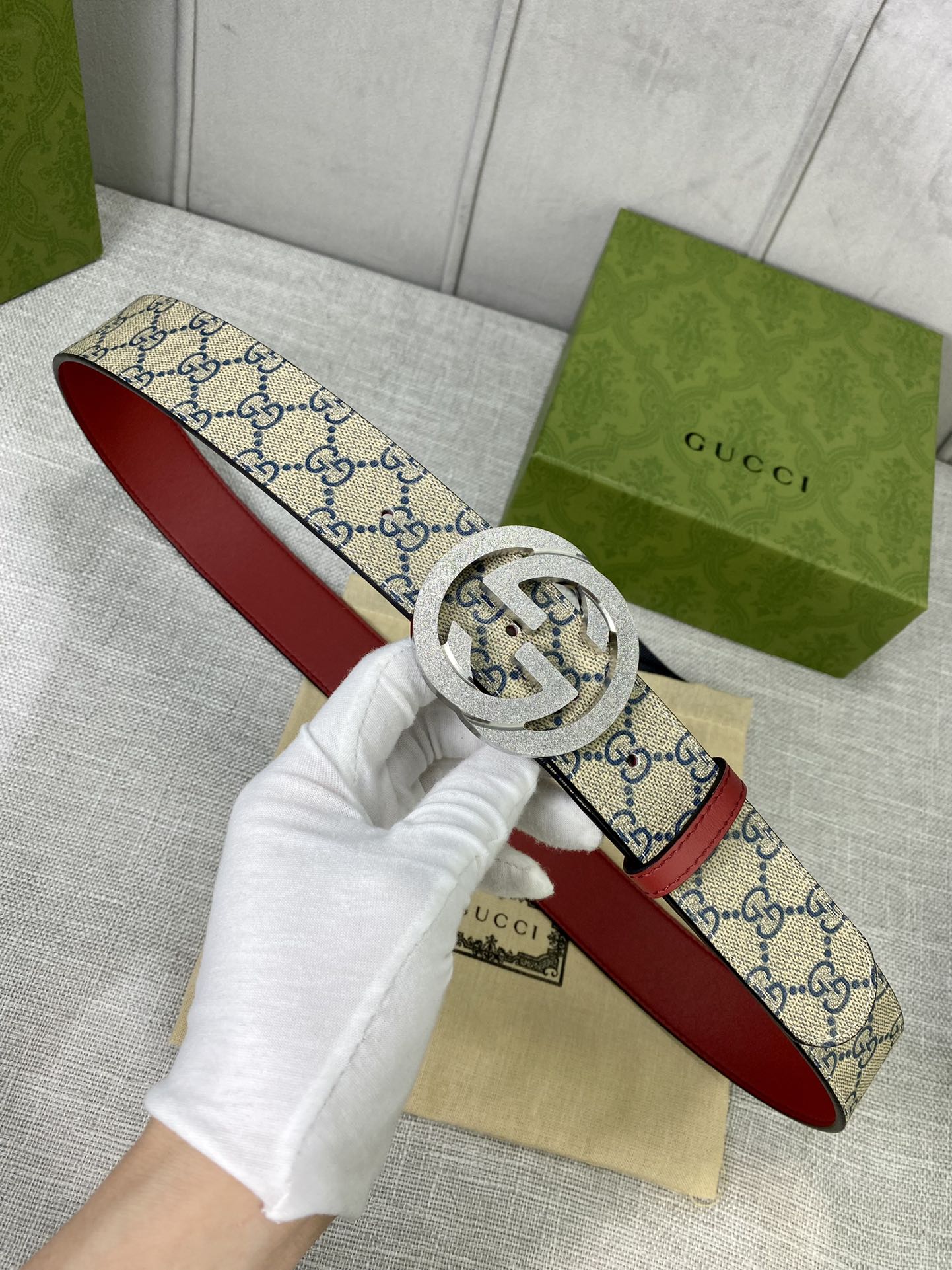 宽度4.0cm gucci 双面腰带，一侧为GG SuPreme帆布，反面一侧为枣红色头层小牛皮。配以互扣式双G压砂钢扣