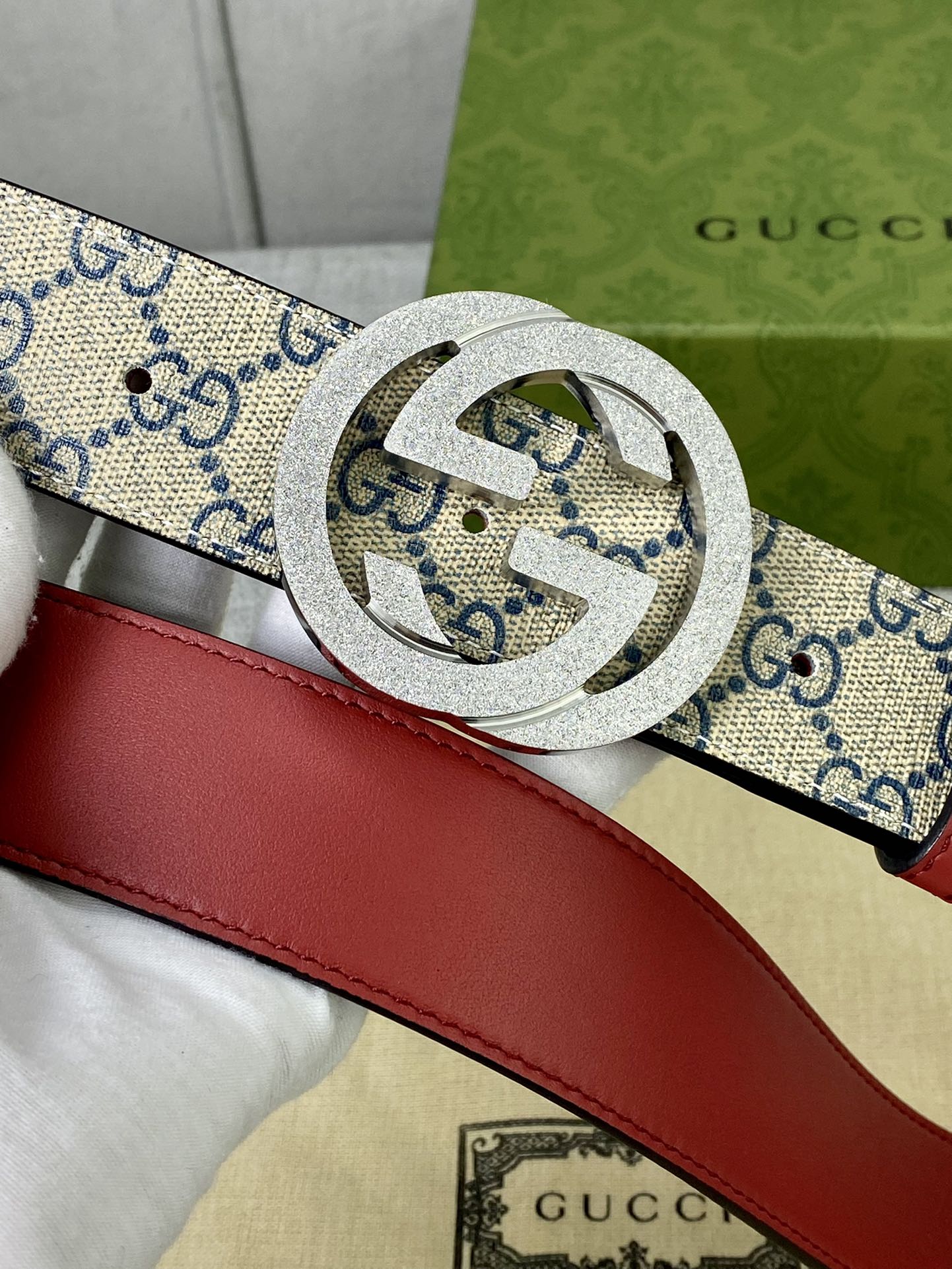 宽度4.0cm gucci 双面腰带，一侧为GG SuPreme帆布，反面一侧为枣红色头层小牛皮。配以互扣式双G压砂钢扣