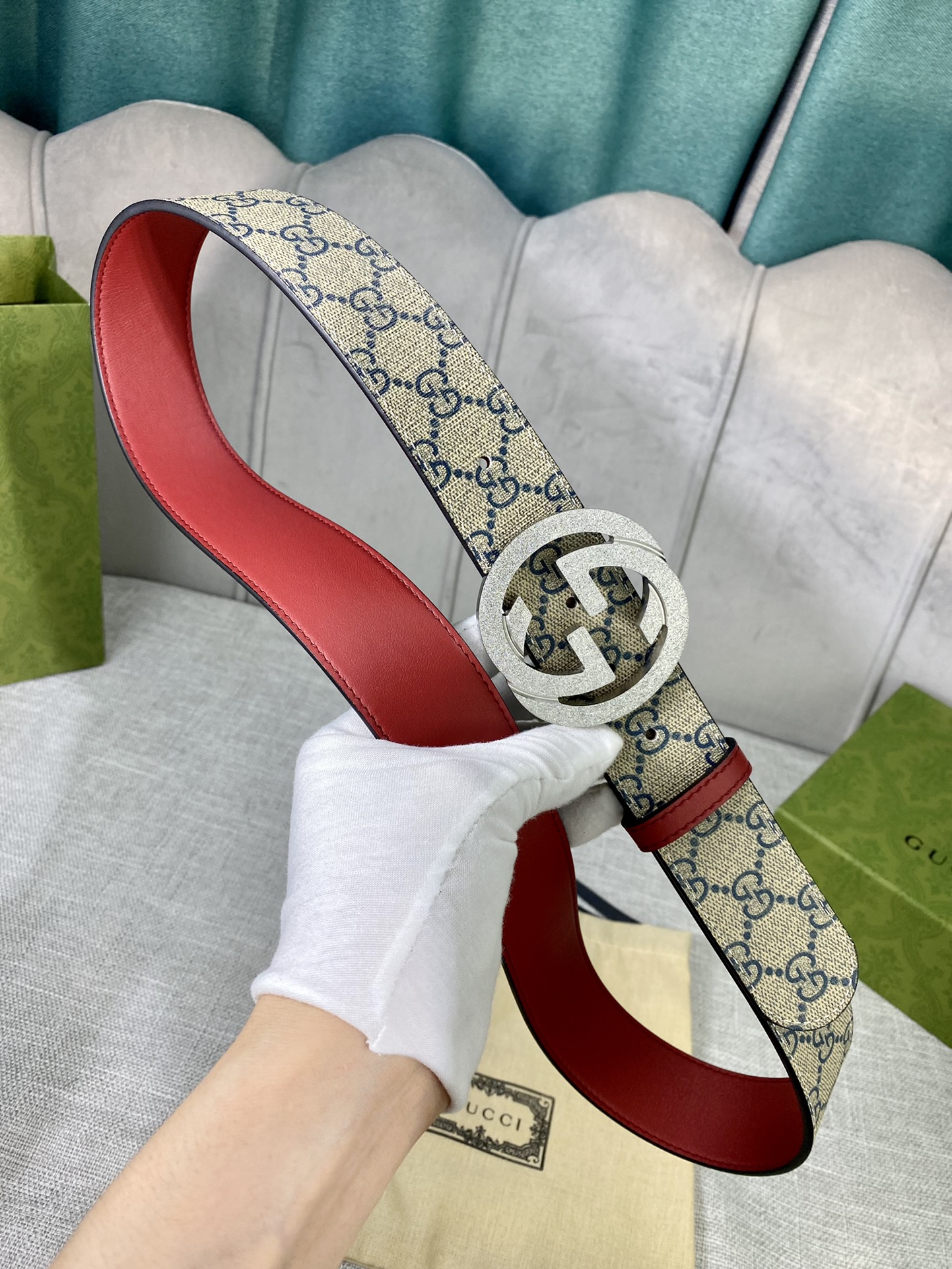 宽度4.0cm gucci 双面腰带，一侧为GG SuPreme帆布，反面一侧为枣红色头层小牛皮。配以互扣式双G压砂钢扣
