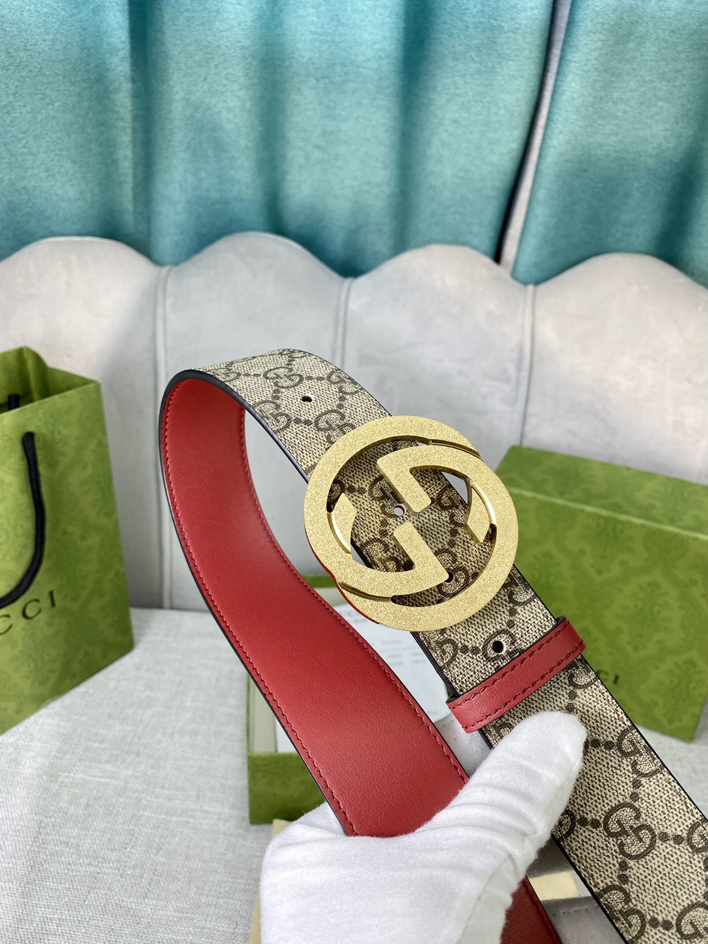 宽度4.0cm gucci 双面腰带，一侧为GG SuPreme帆布，反面一侧为枣红色头层小牛皮。配以互扣式双G压砂钢扣