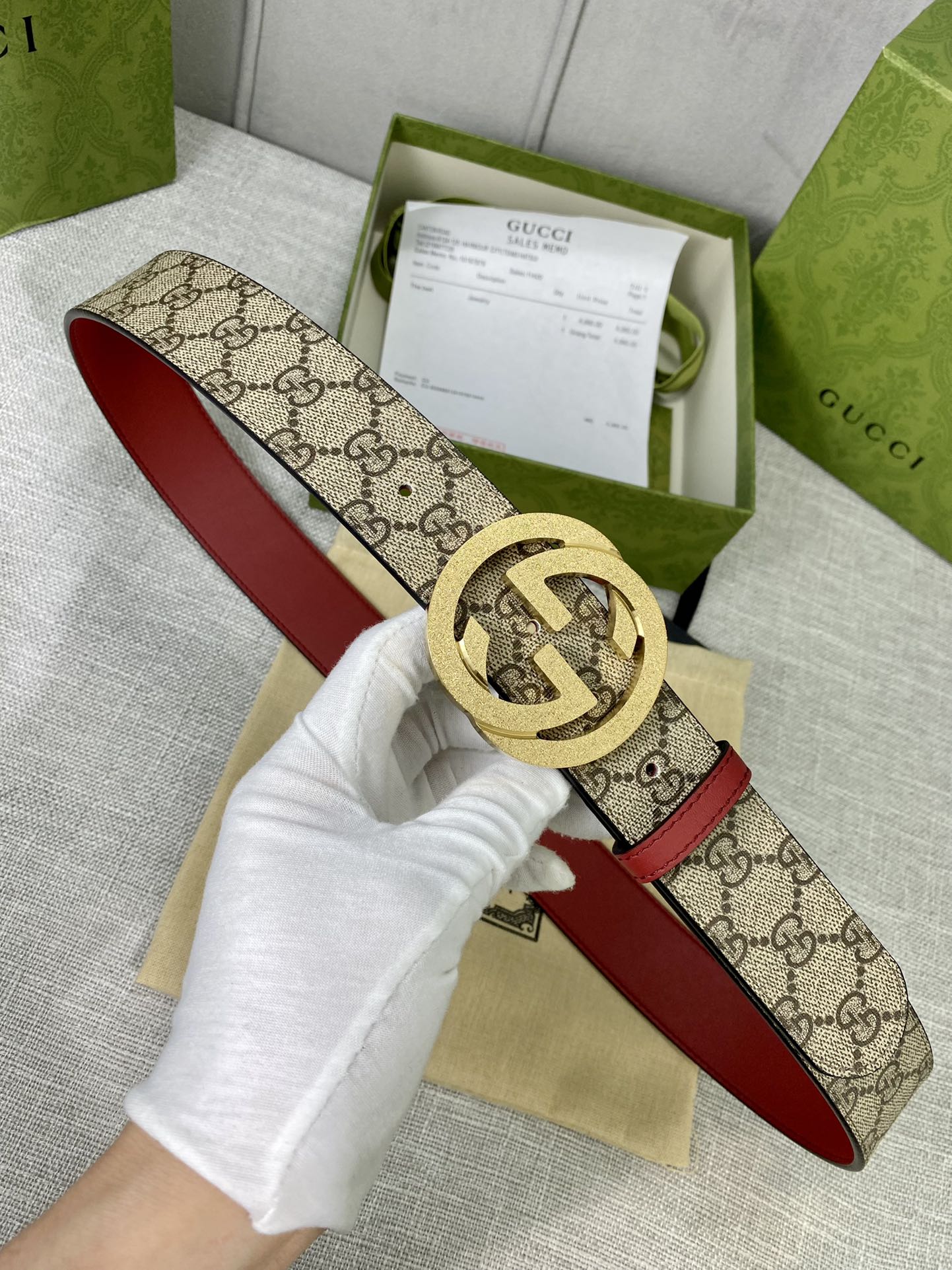 宽度4.0cm gucci 双面腰带，一侧为GG SuPreme帆布，反面一侧为枣红色头层小牛皮。配以互扣式双G压砂钢扣