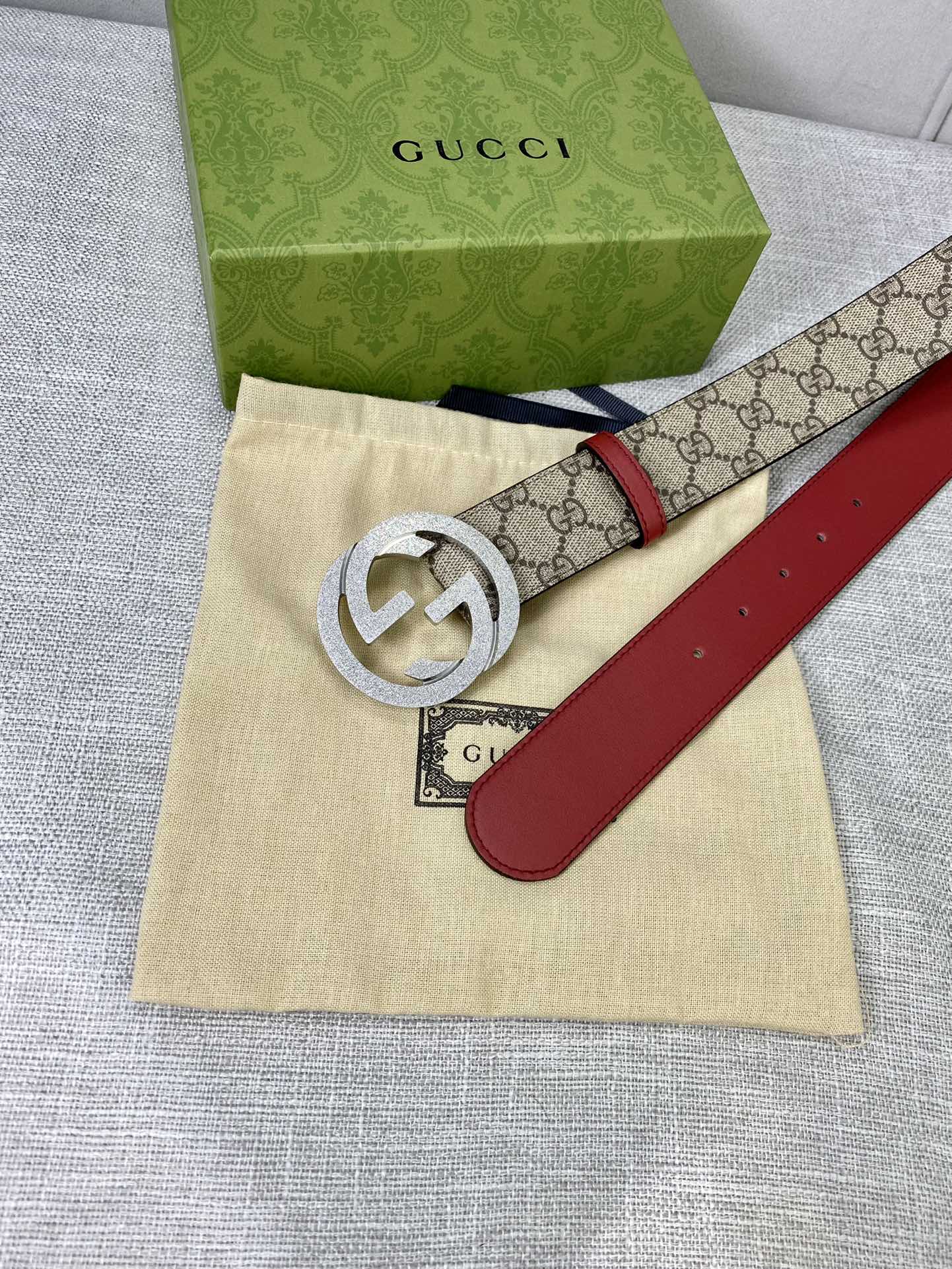 宽度4.0cm gucci 双面腰带，一侧为GG SuPreme帆布，反面一侧为枣红色头层小牛皮。配以互扣式双G压砂钢扣